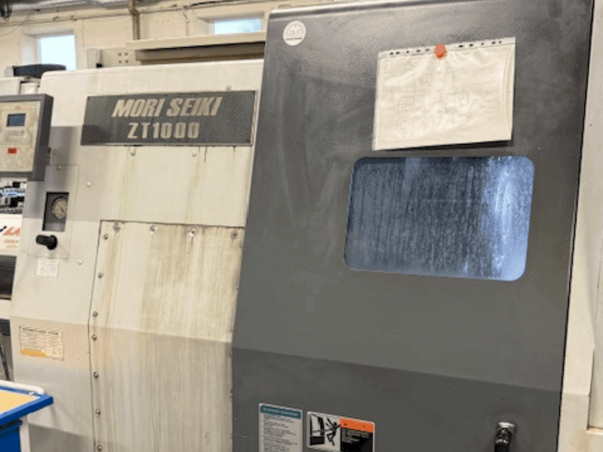 Widok z przodu maszyny MORI SEIKI ZT1000Y