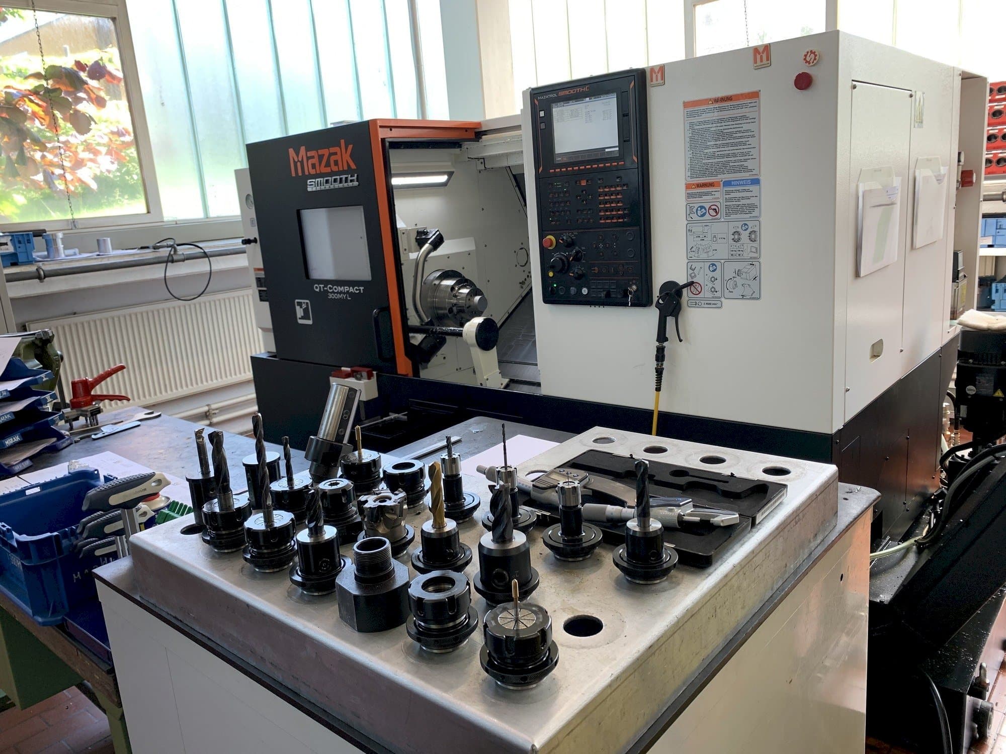 Widok z przodu maszyny Mazak QTC 300MY L500