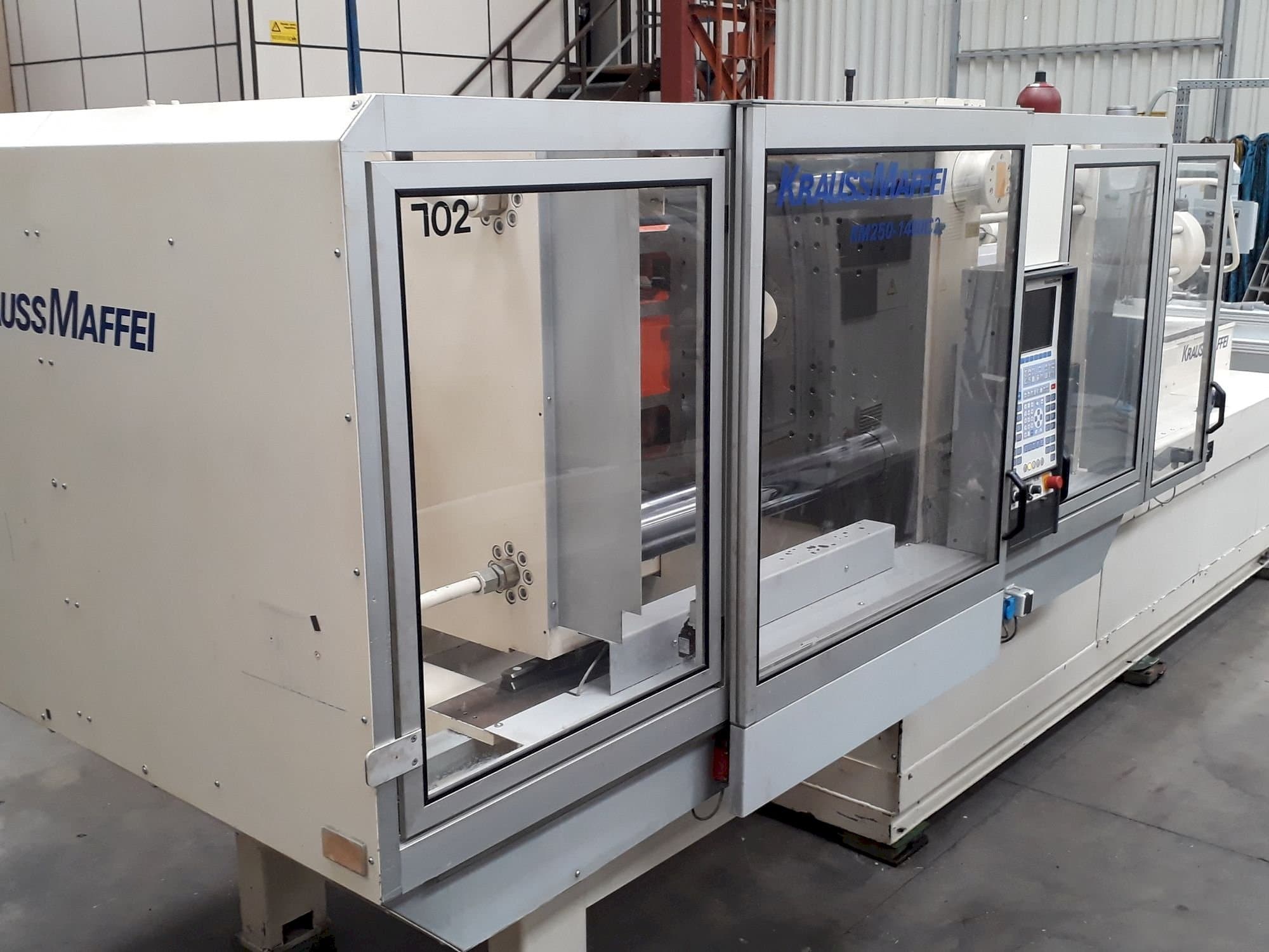 Widok z przodu maszyny Krauss Maffei 250-1400 C2