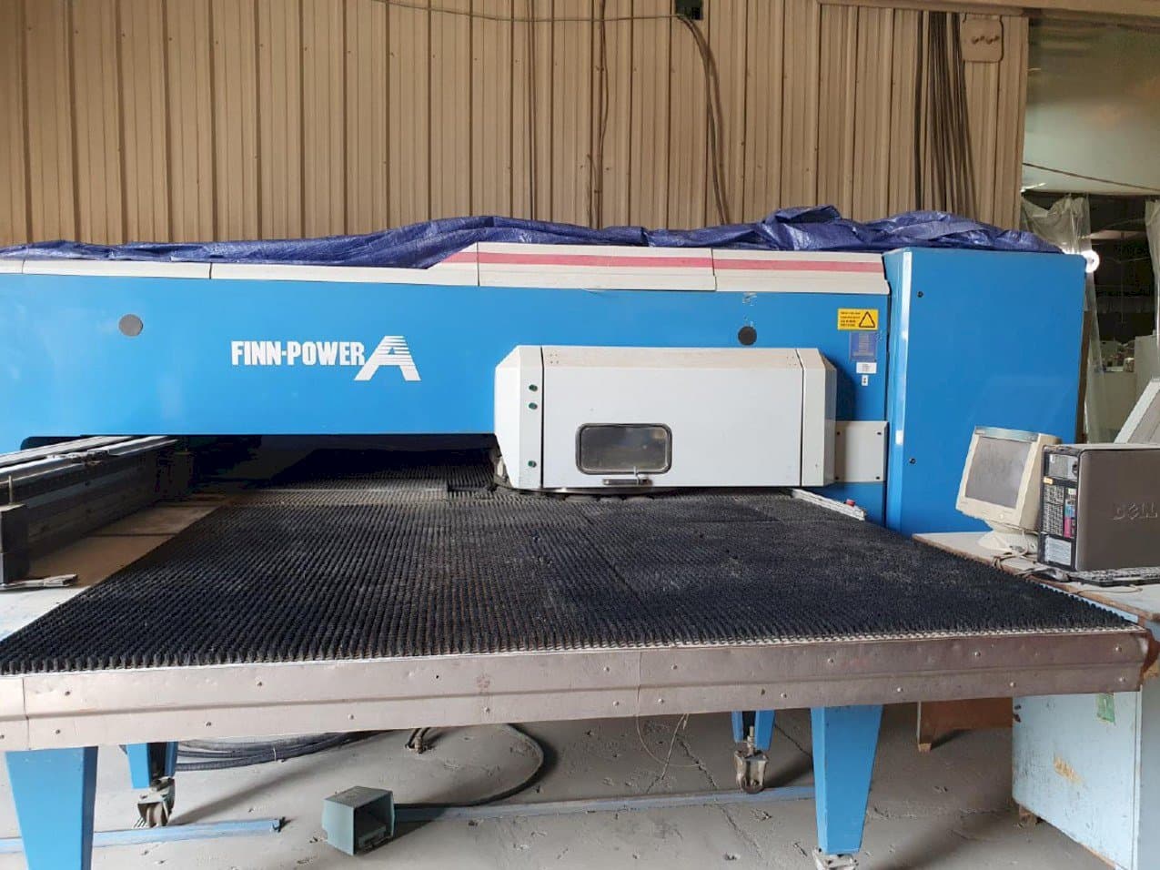 Widok z przodu maszyny Finn-Power A5-5 FB