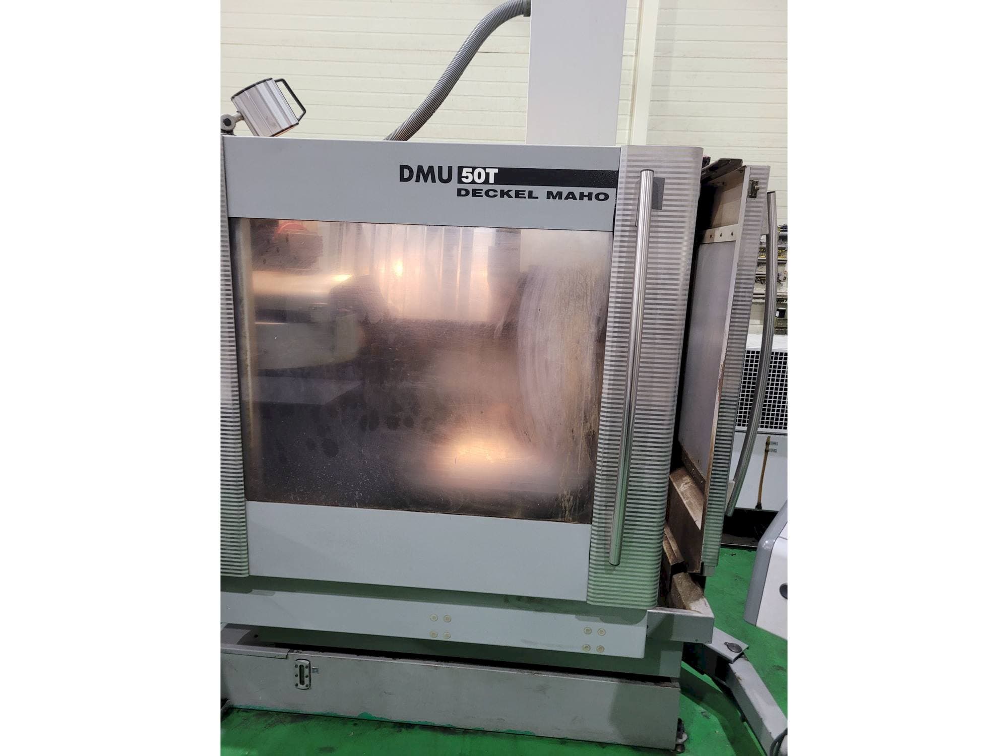 Widok z przodu maszyny DECKEL MAHO DMU 50 T