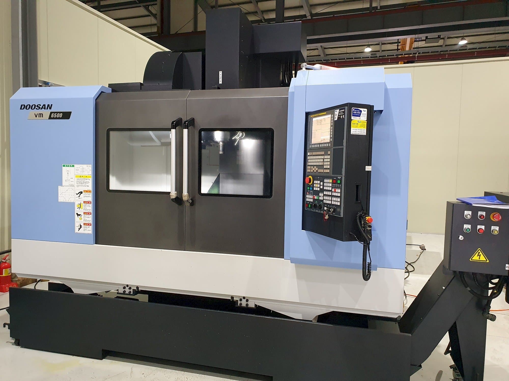 Widok z przodu maszyny Doosan VM6500