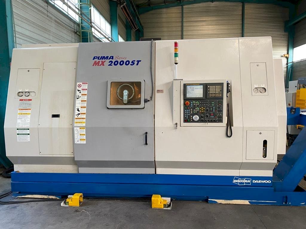 Widok z przodu maszyny Doosan PUMA MX 2000 ST