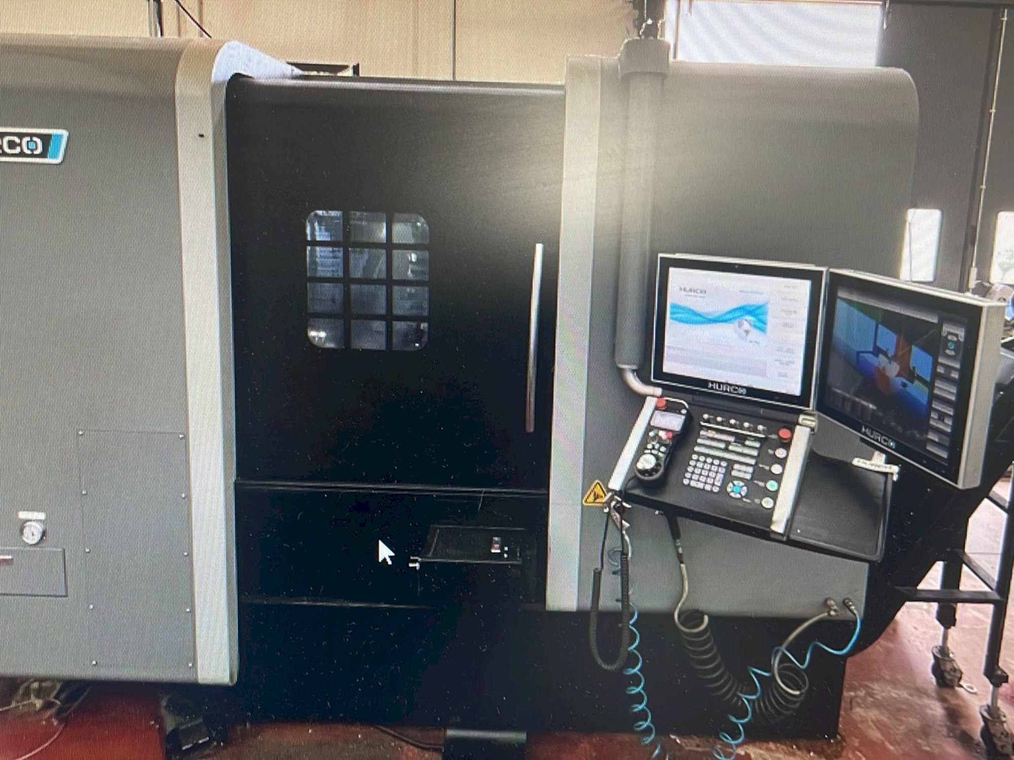 Widok z przodu maszyny Hurco TMX8MYSi