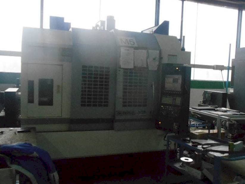 Widok z przodu maszyny Okuma GENOS M560R-V