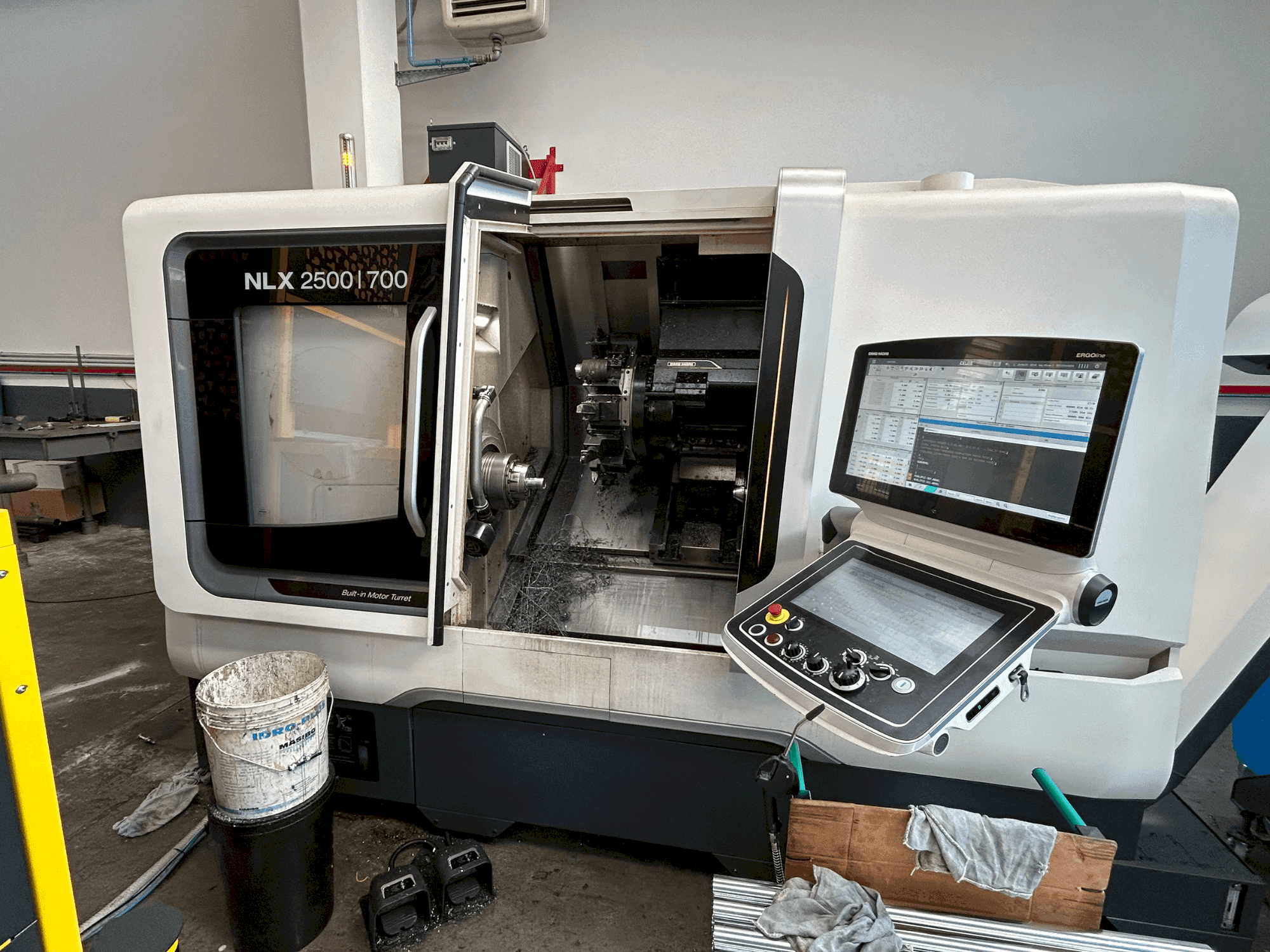 Widok z przodu maszyny DMG MORI NLX 2500 Y / 700