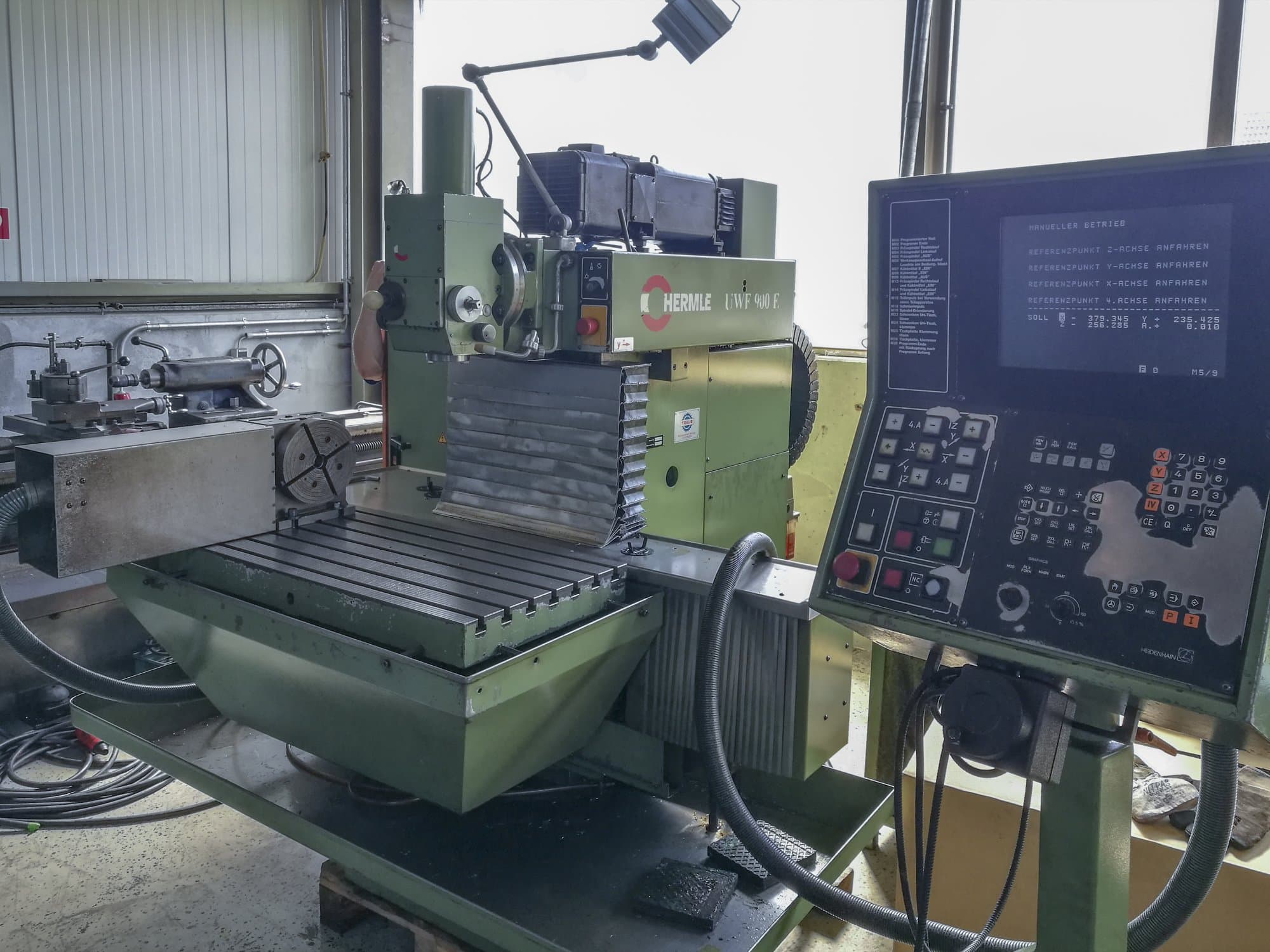 Widok z prawej 1 maszyny HERMLE UWF 900 E