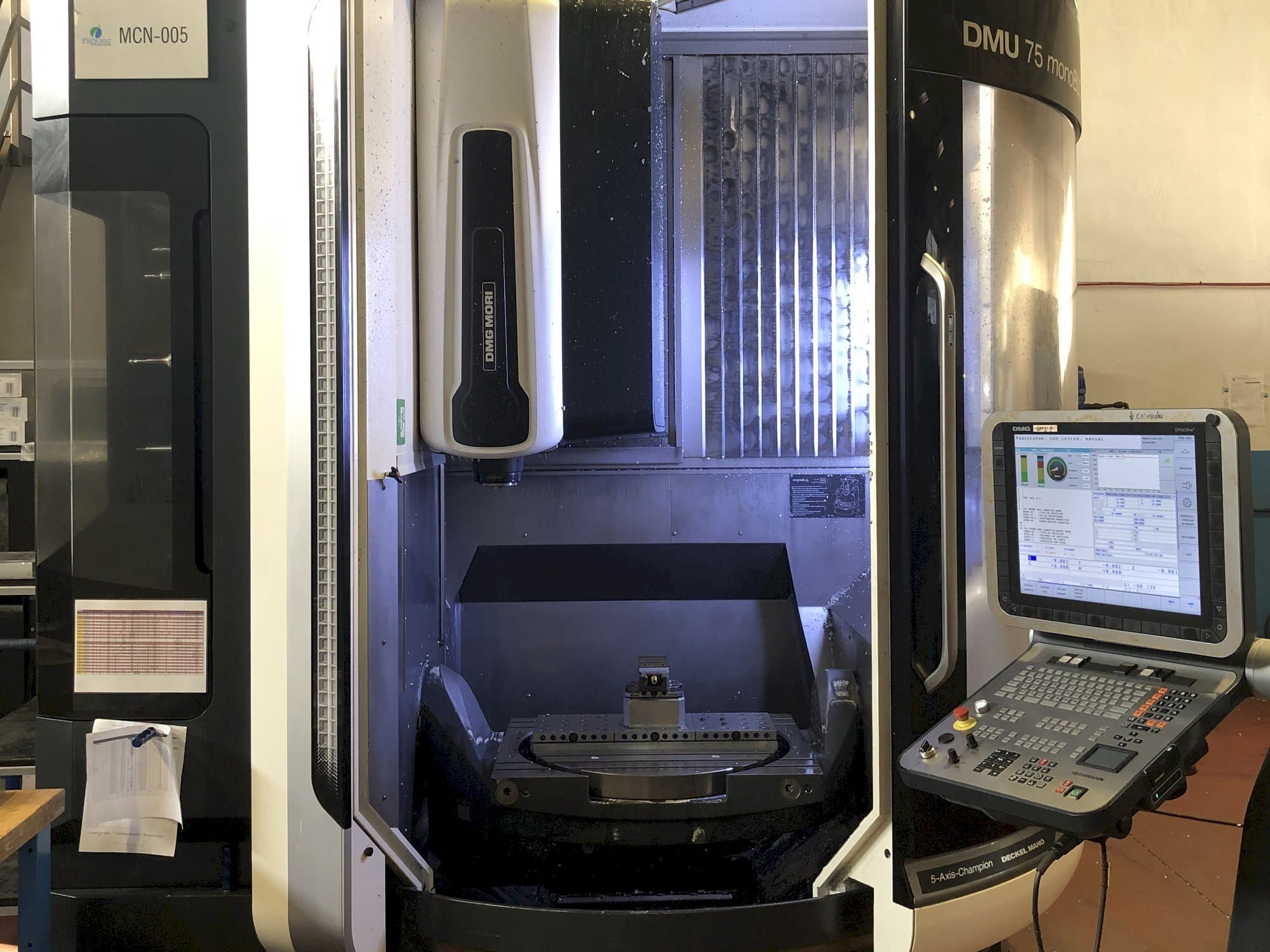Widok z przodu maszyny DMG MORI DMU 75 Monoblock