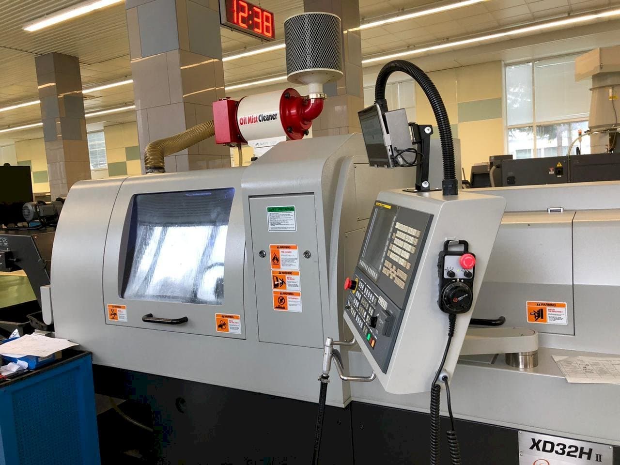 Widok z przodu maszyny Hanwha XD32H II