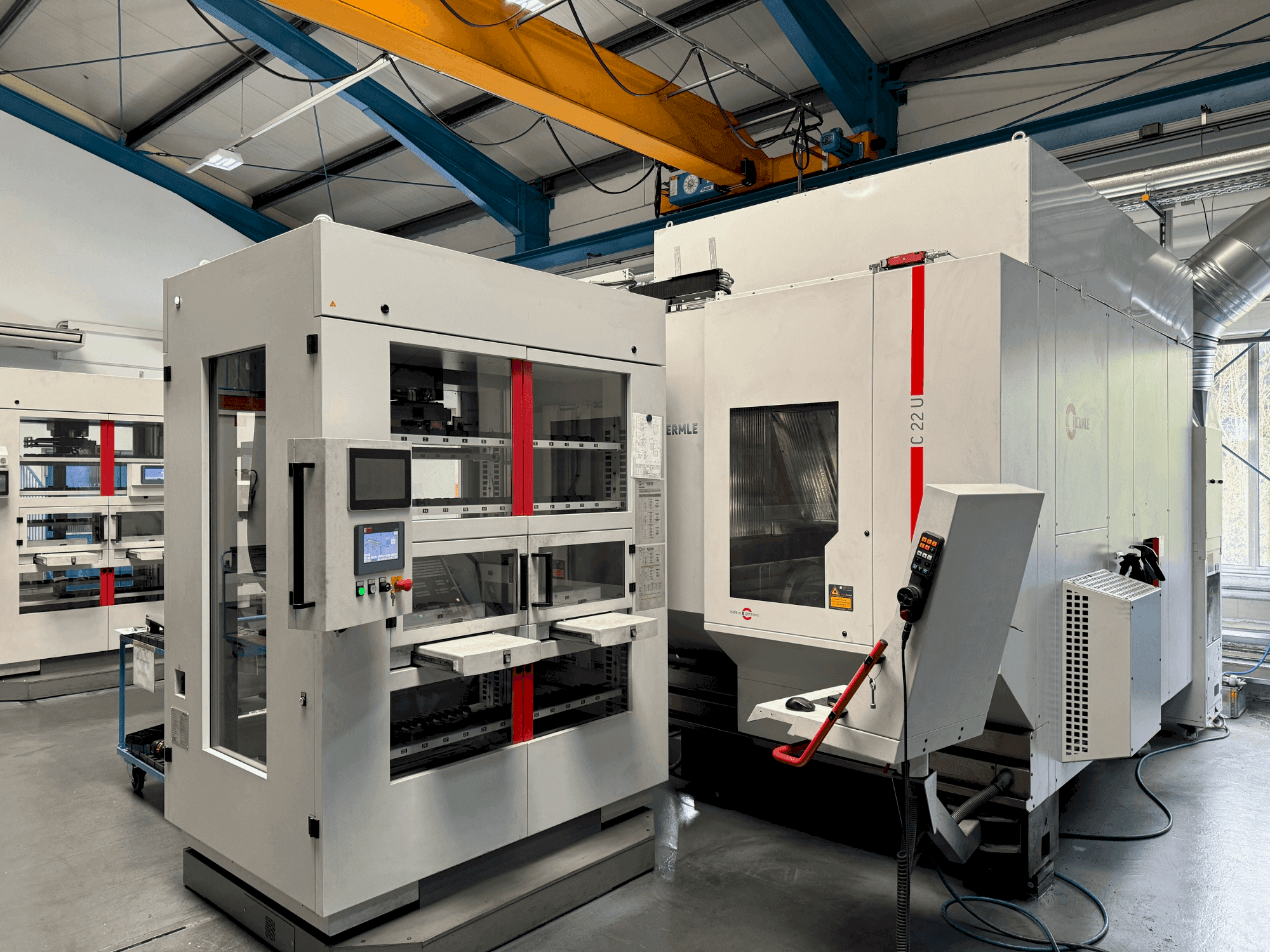 Widok z przodu maszyny HERMLE C22 with handling system IH30  (2017)