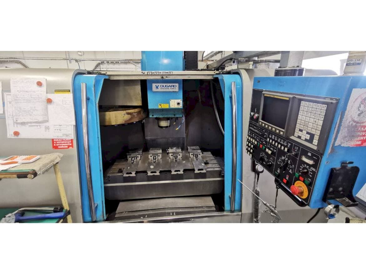 Widok z przodu maszyny Dugard									 EAGLE 1000 VMC-L