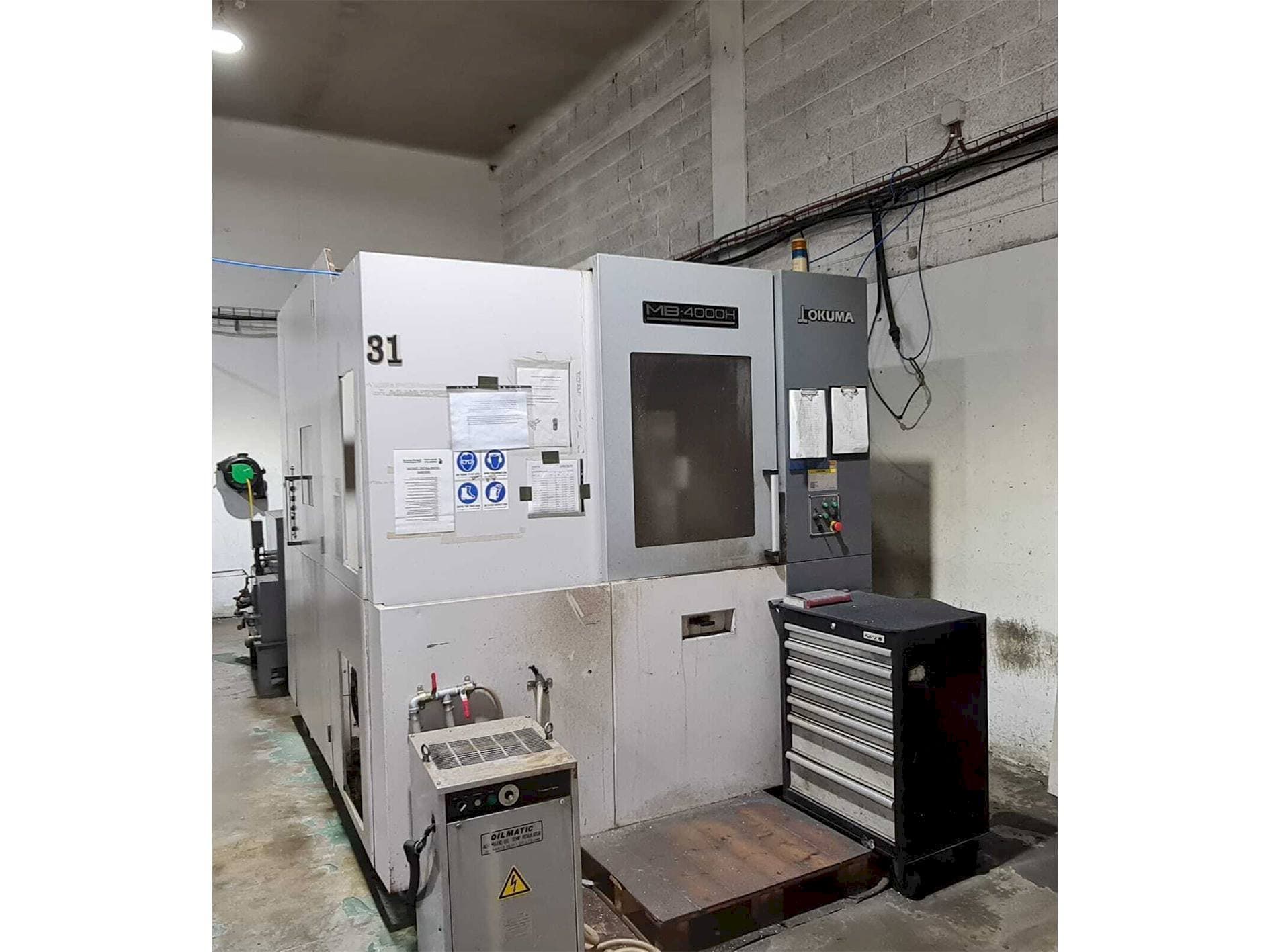 Widok z przodu maszyny Okuma MB-4000H