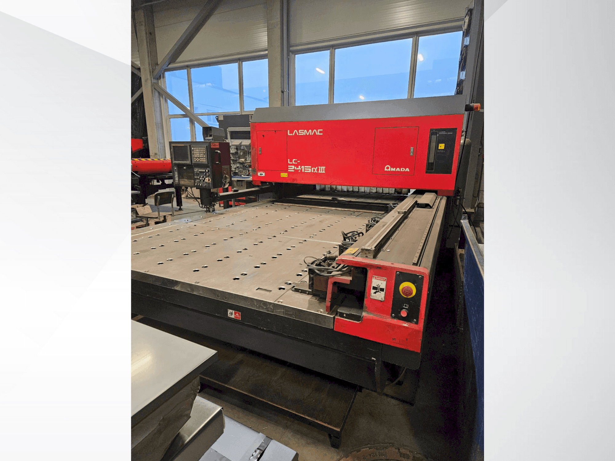Widok z przodu maszyny AMADA LC 2415 A3