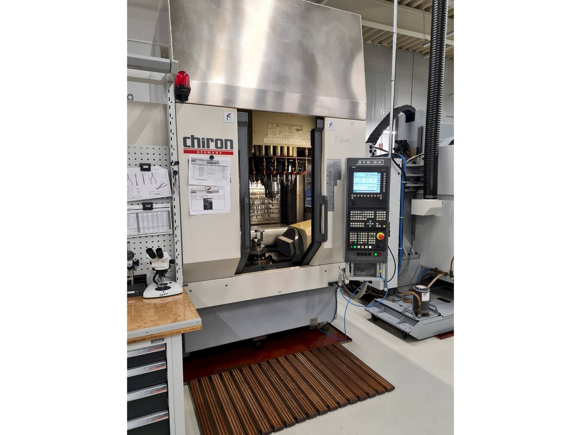 Widok z przodu maszyny CHIRON FZ 15 S