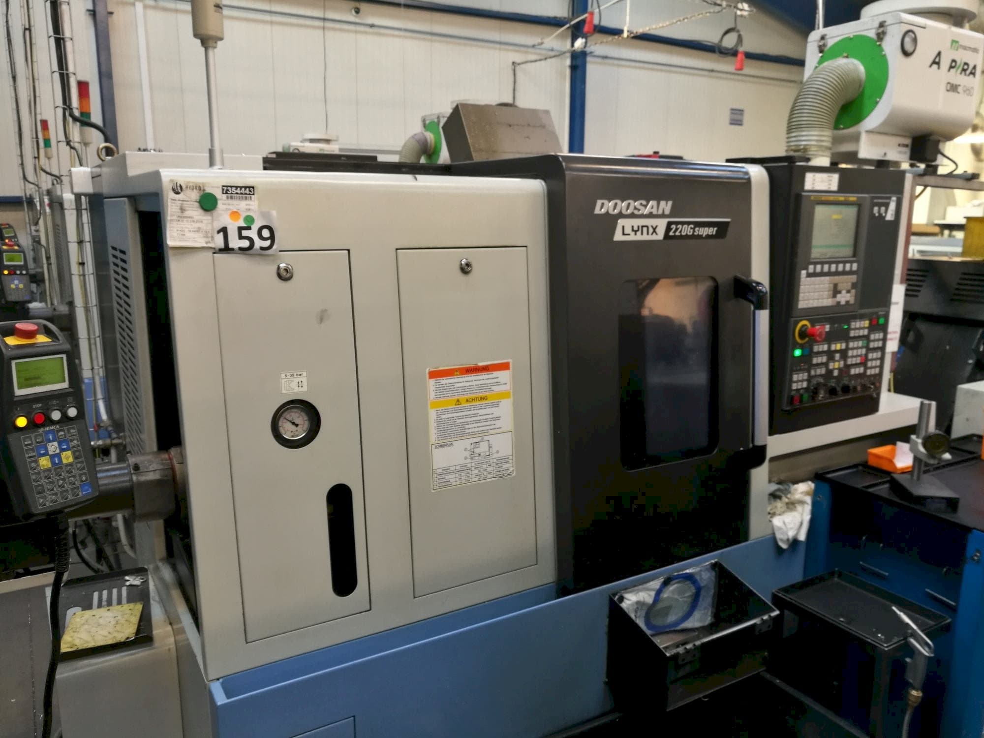 Widok z lewej maszyny Doosan Lynx 220GA