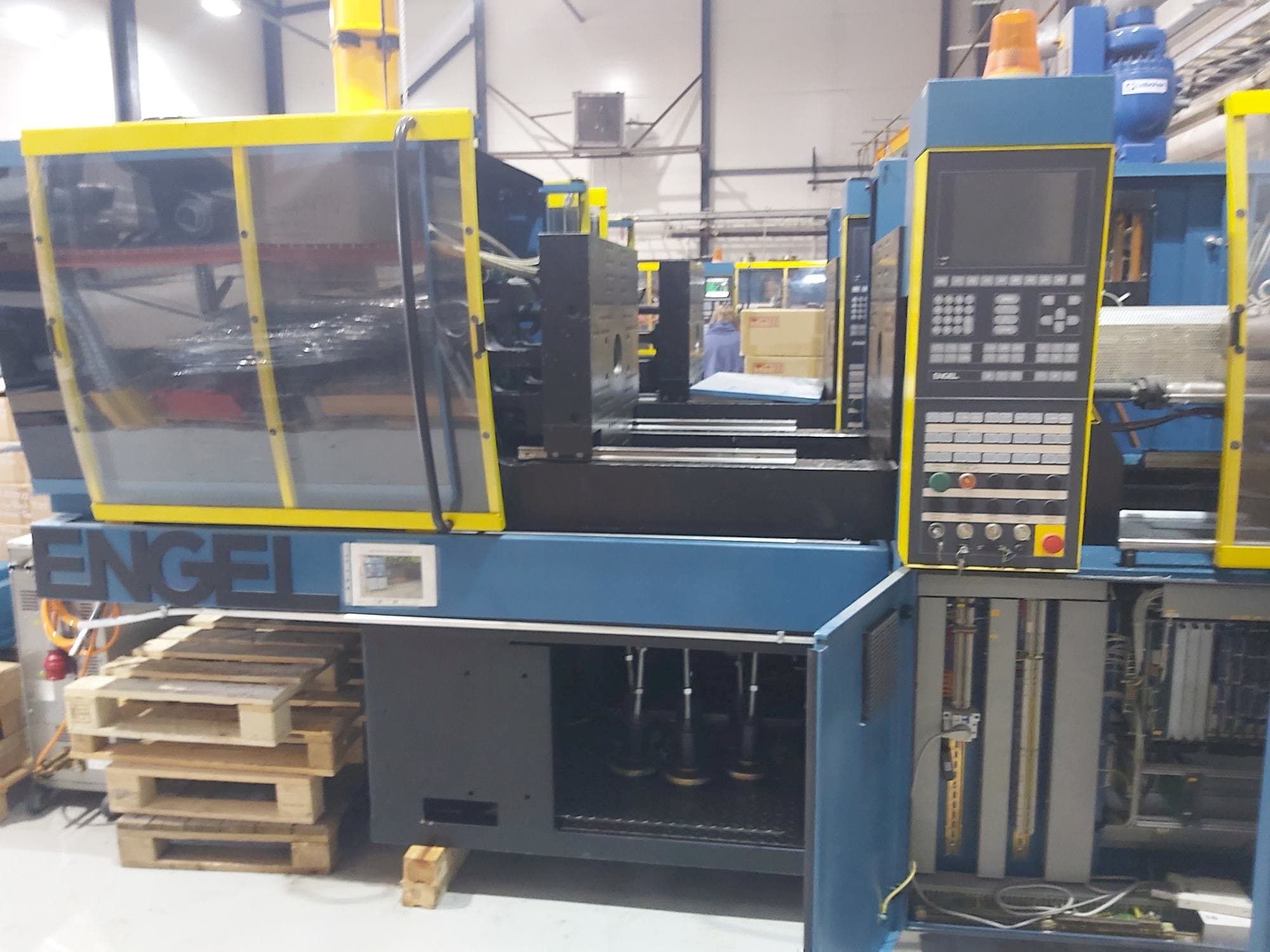 Widok z przodu maszyny ENGEL ES 330/80 HL