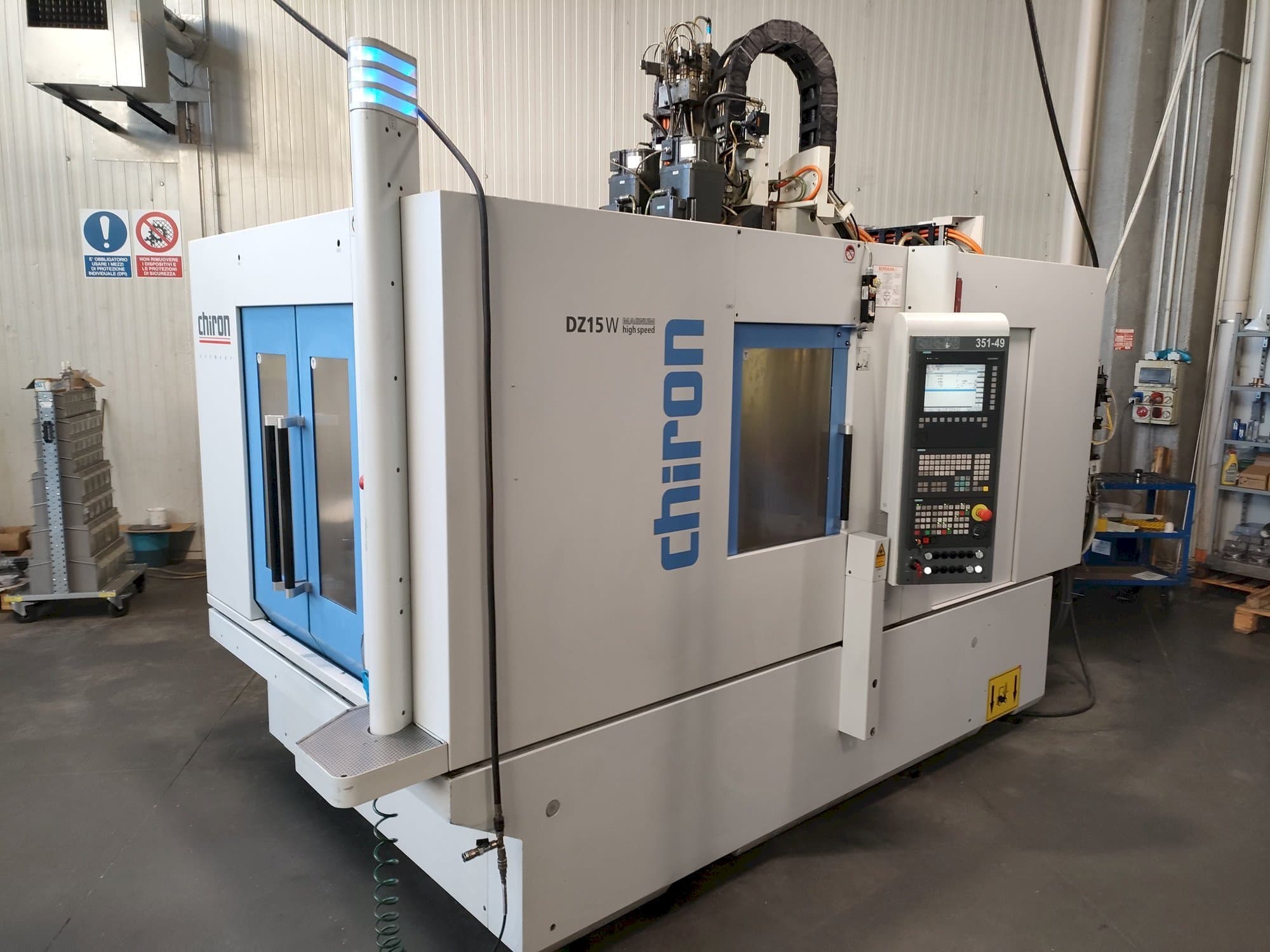 Widok z przodu maszyny CHIRON DZ15W MAGNUM HS