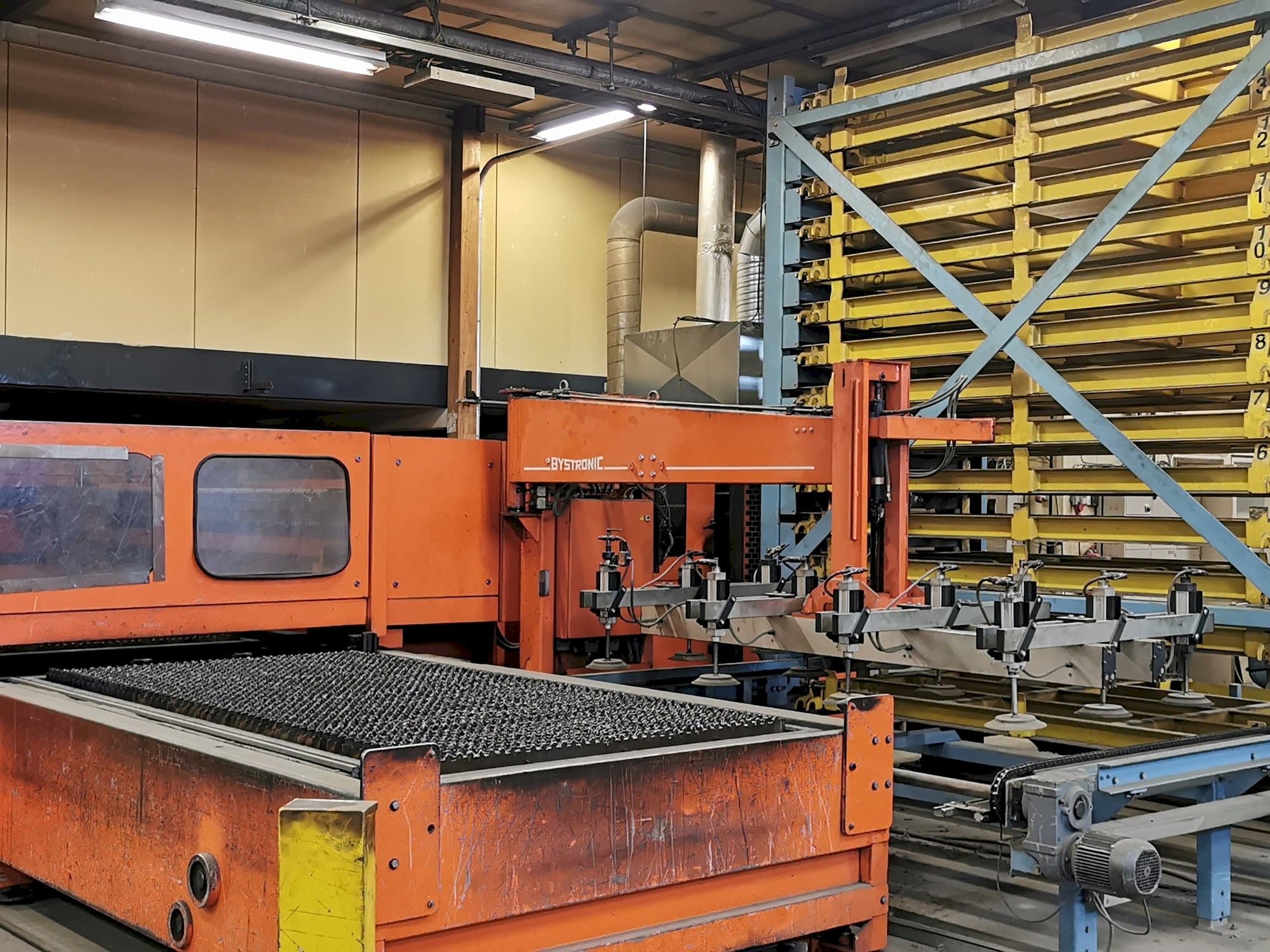 Widok z przodu maszyny Bystronic BTL 3500