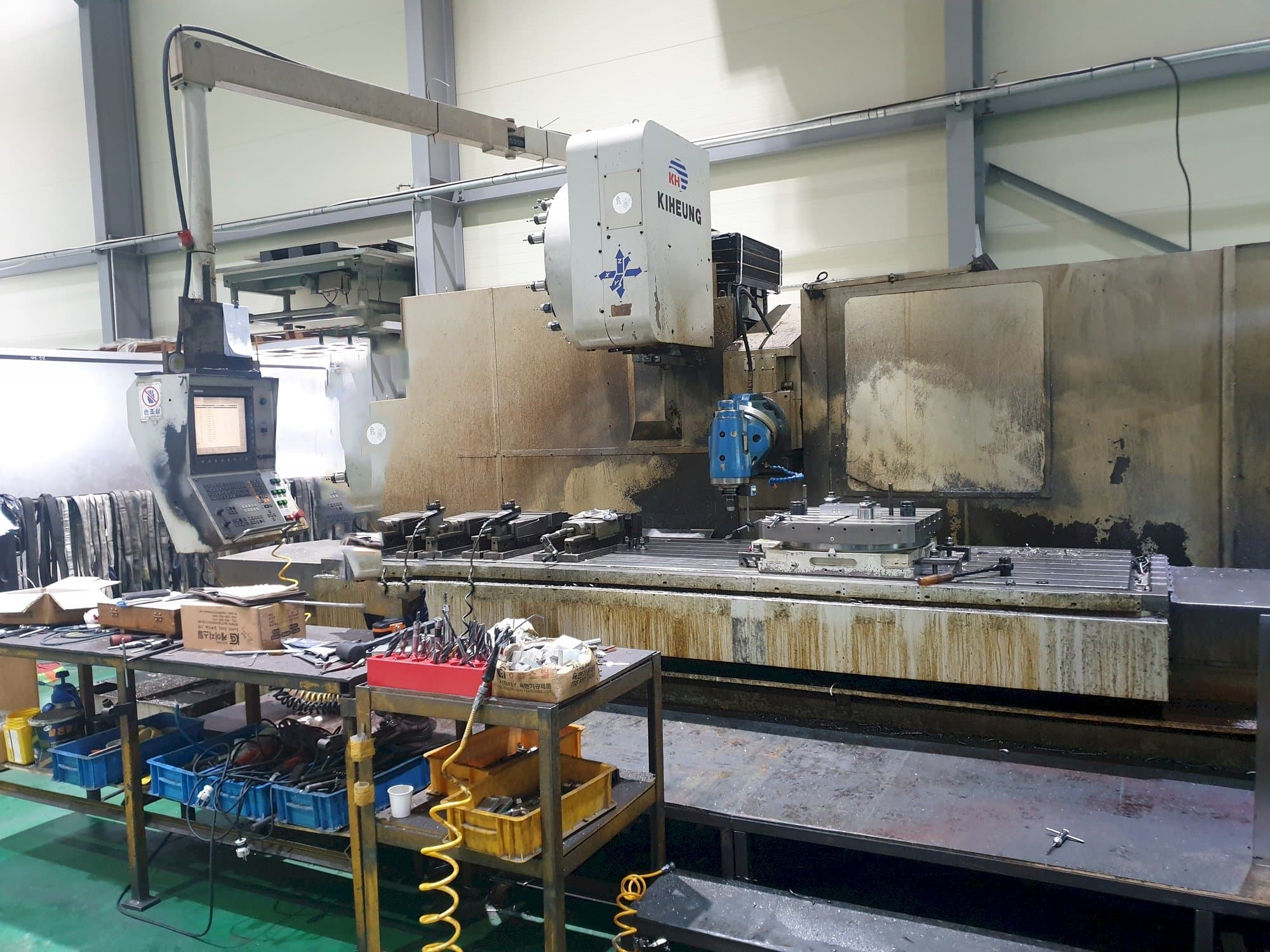 Widok z przodu maszyny KIHEUNG KNC-U1000
