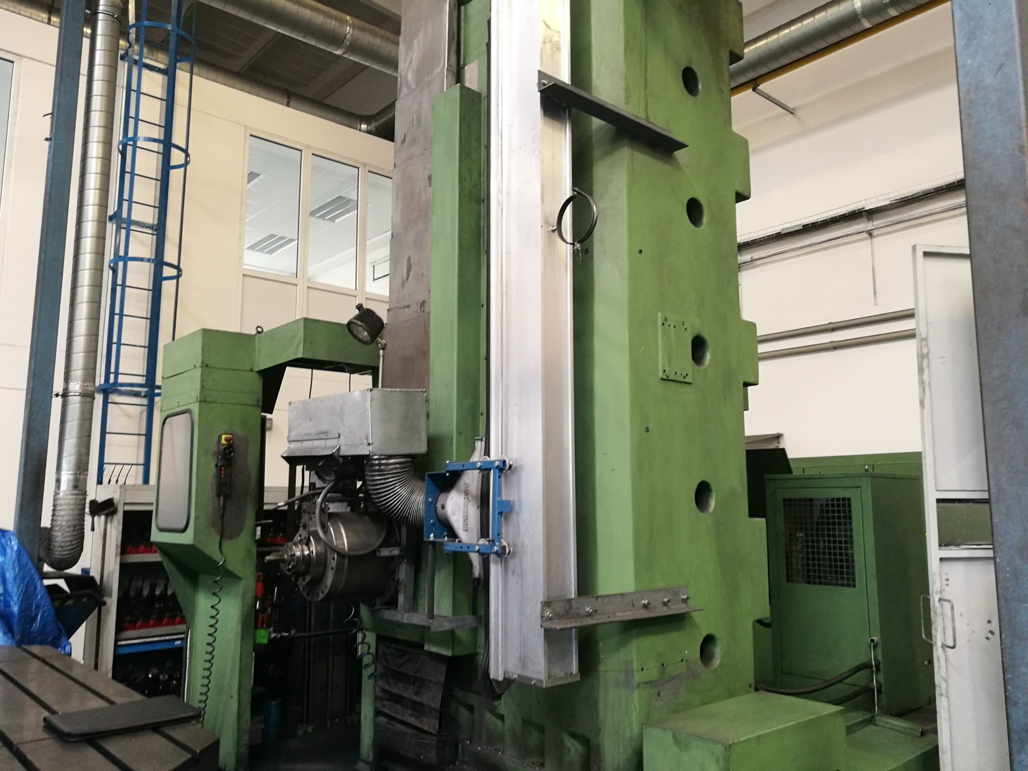 Widok z przodu maszyny TOS WHN 130