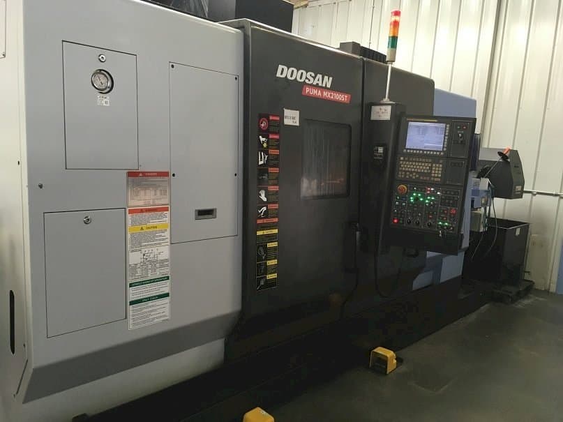 Widok z przodu maszyny Doosan Puma MX 2100 ST