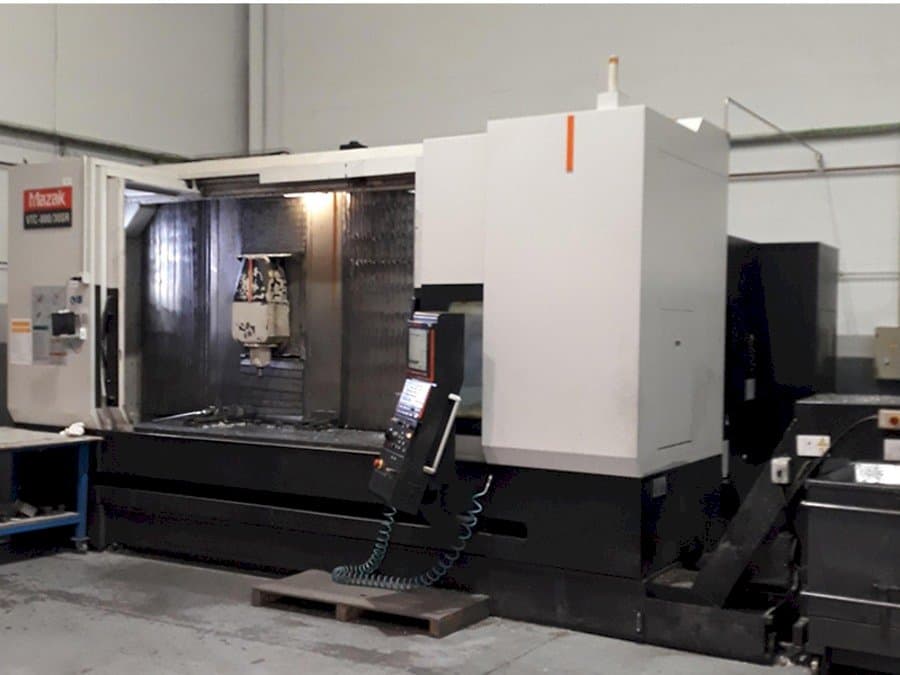 Widok z przodu maszyny Mazak 800-30 SR