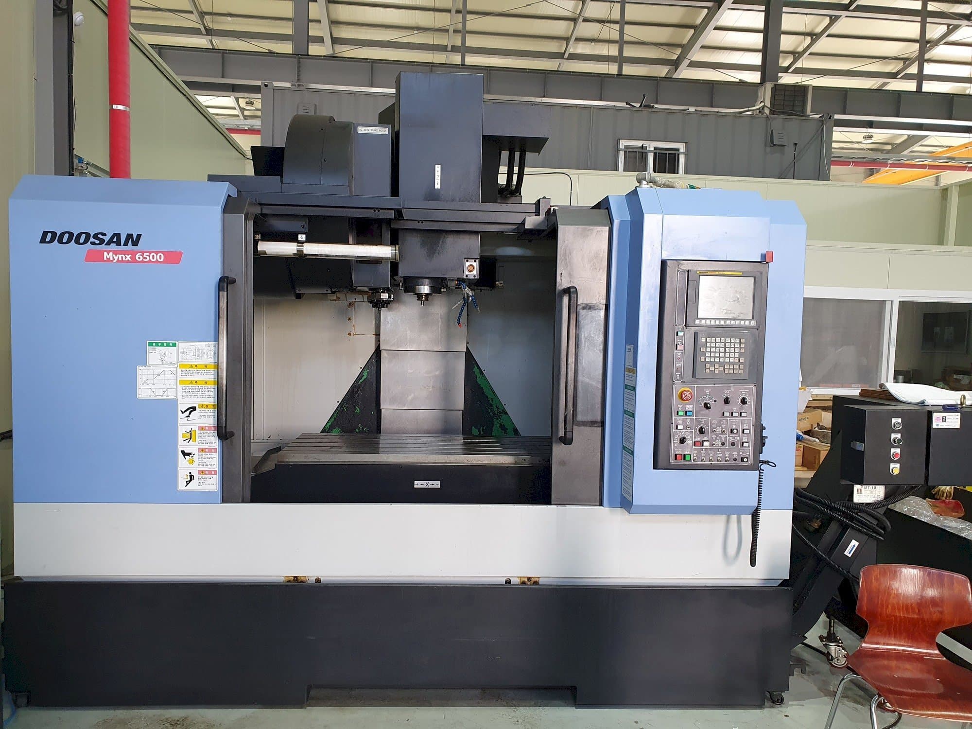 Widok z przodu maszyny Doosan MYNX 6500