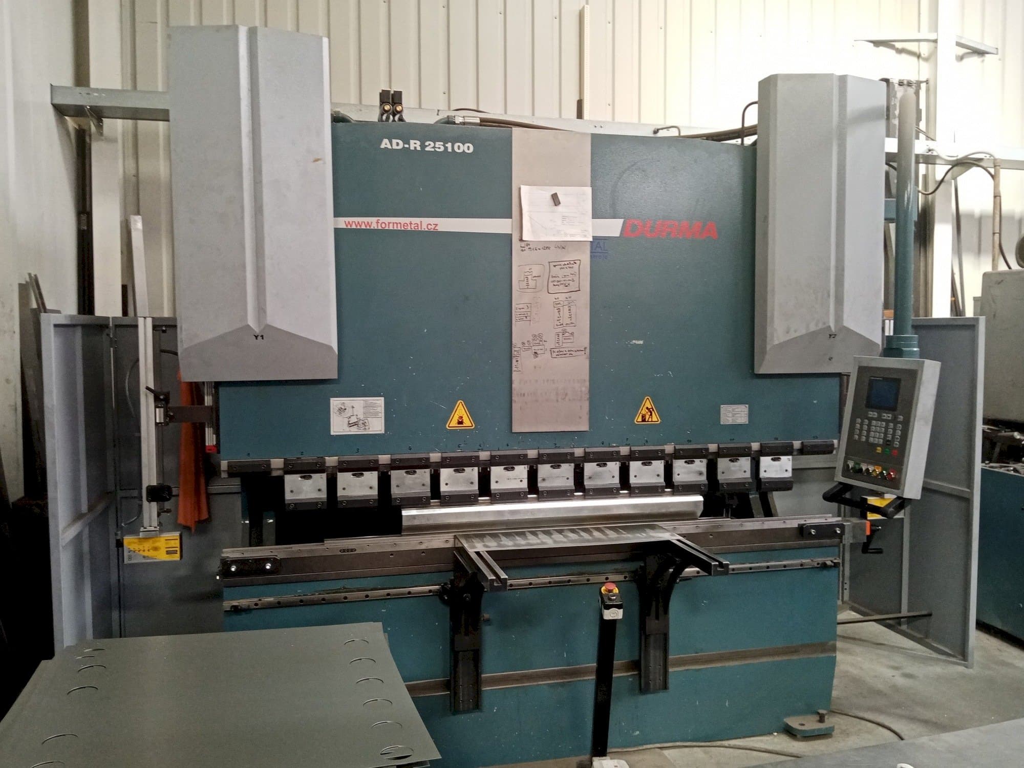 Widok z przodu maszyny Durma AD-R 25100