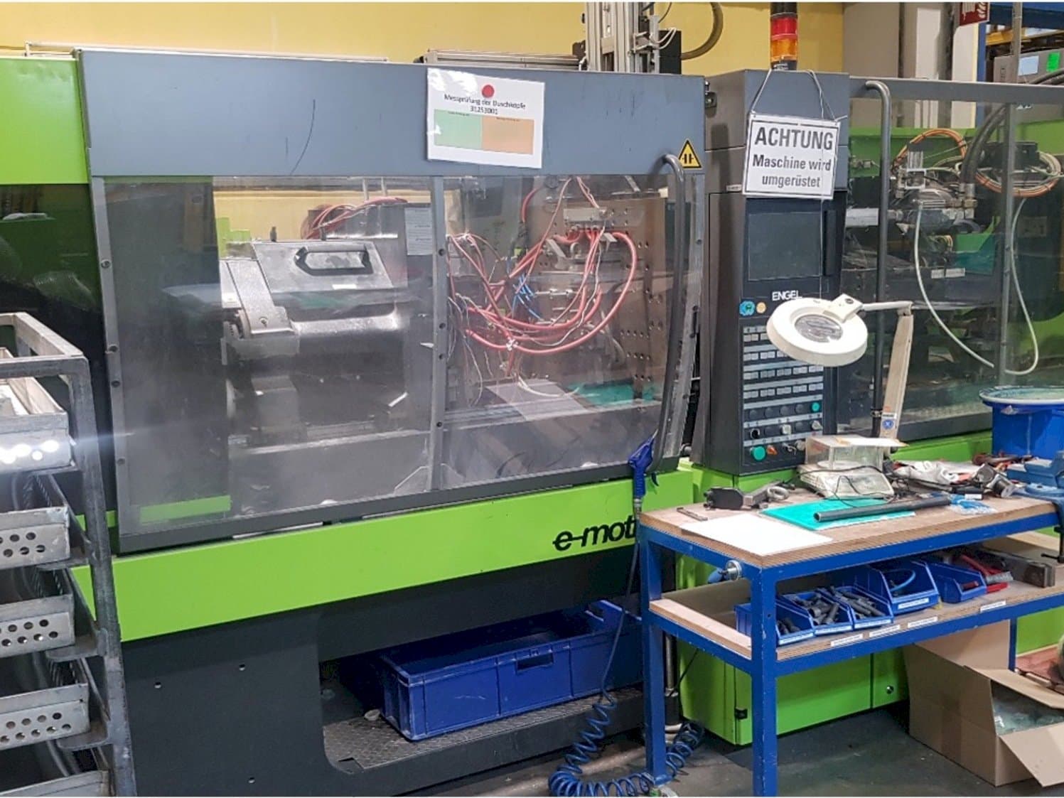 Widok z przodu maszyny ENGEL e-motion 200/100