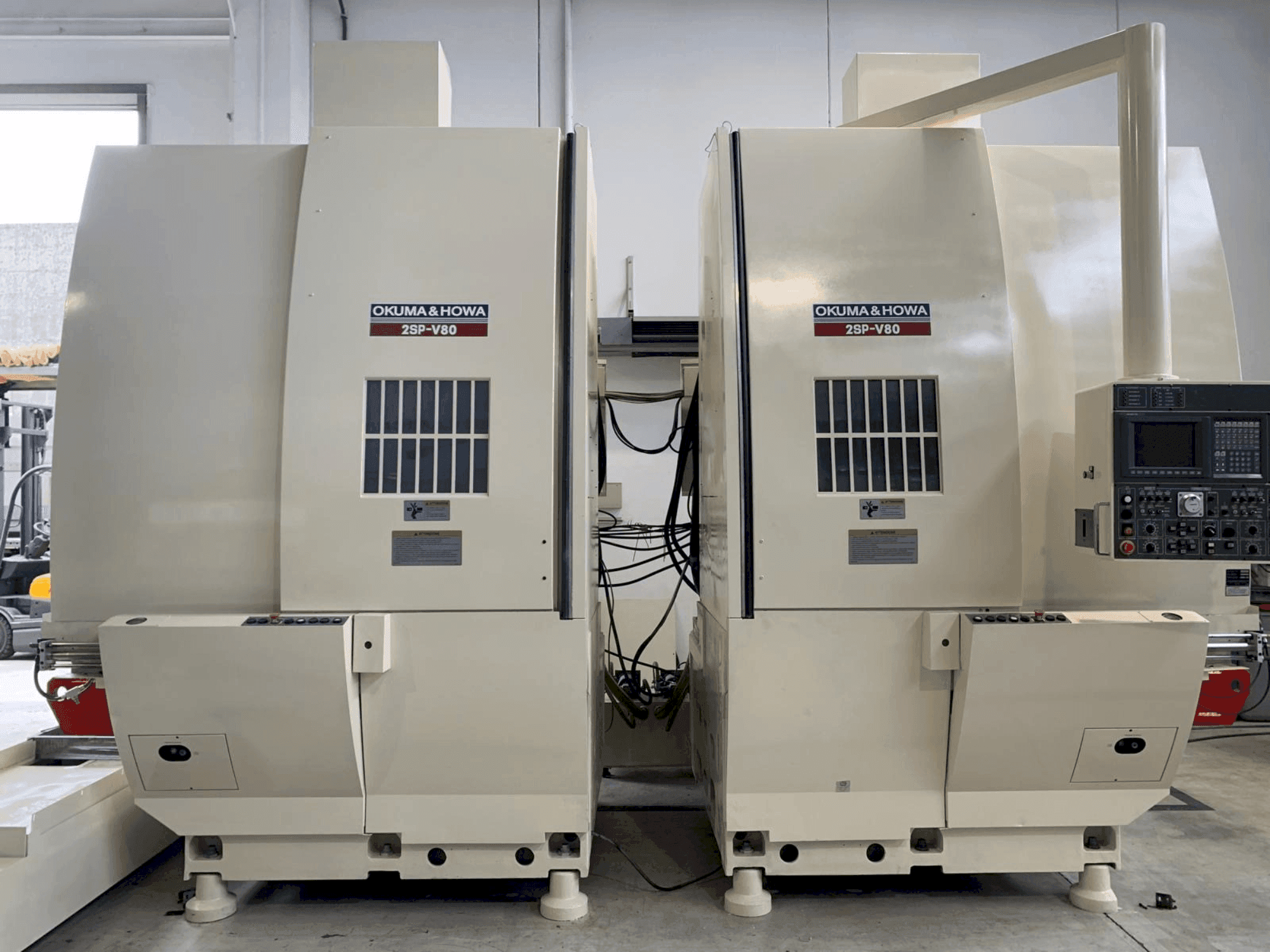 Widok z przodu maszyny Okuma 2SP-V80