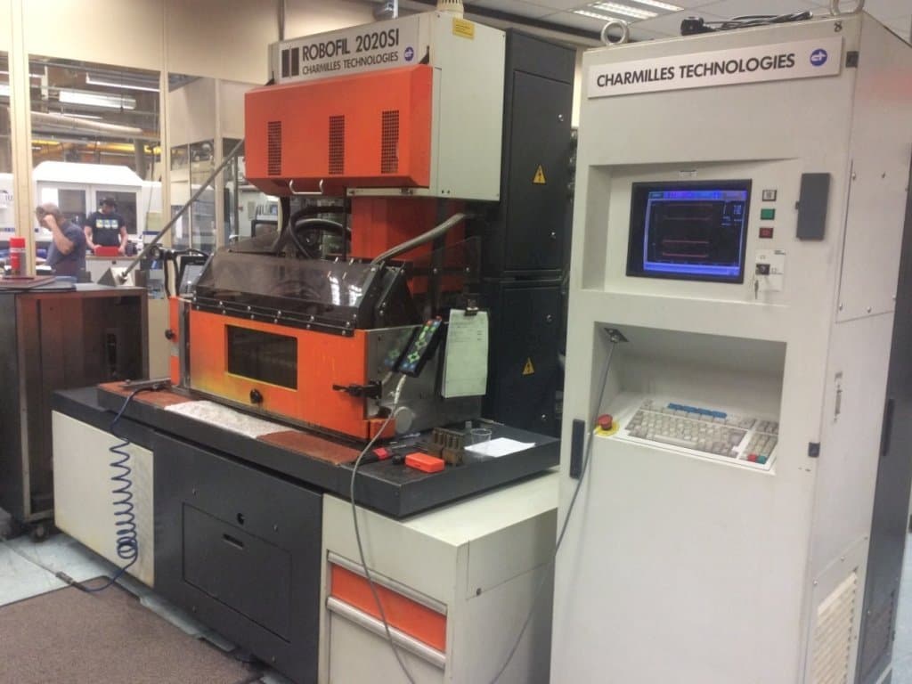 Widok z przodu maszyny CHARMILLES Robofil 2020 SI