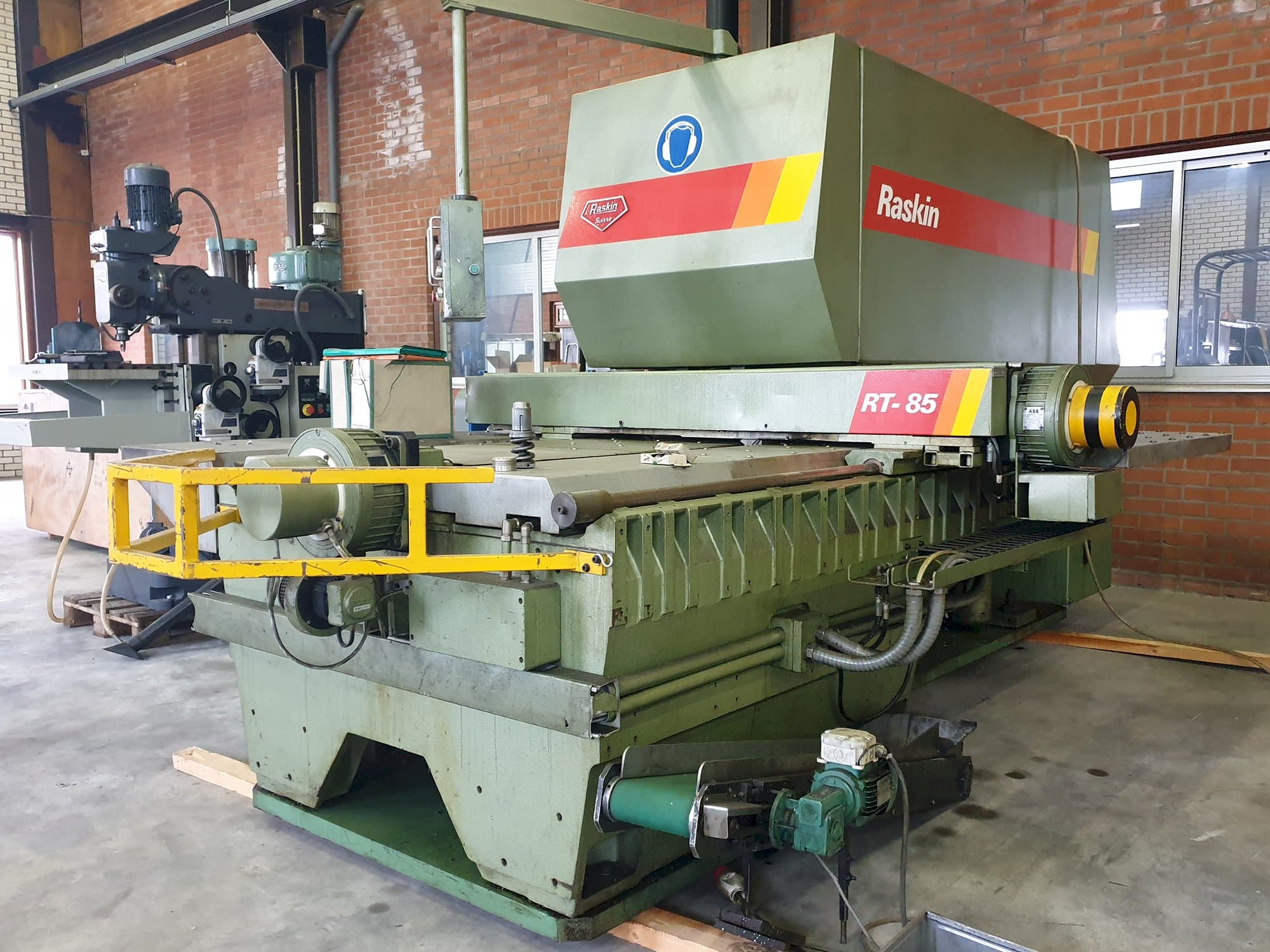 Widok z prawej maszyny Raskin RT-85