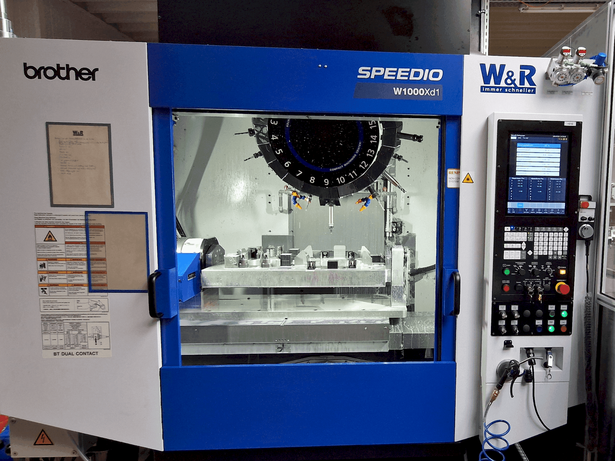 Widok z przodu maszyny Brother Speedio W1000Xd1