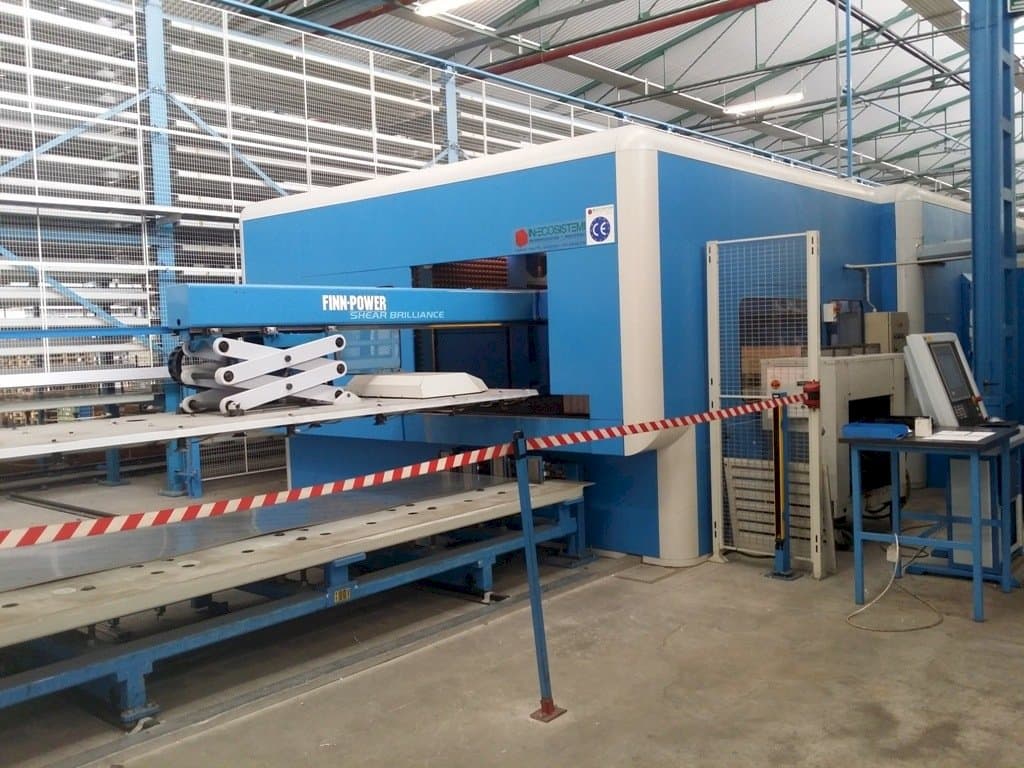 Widok z przodu maszyny Finn-Power SB8