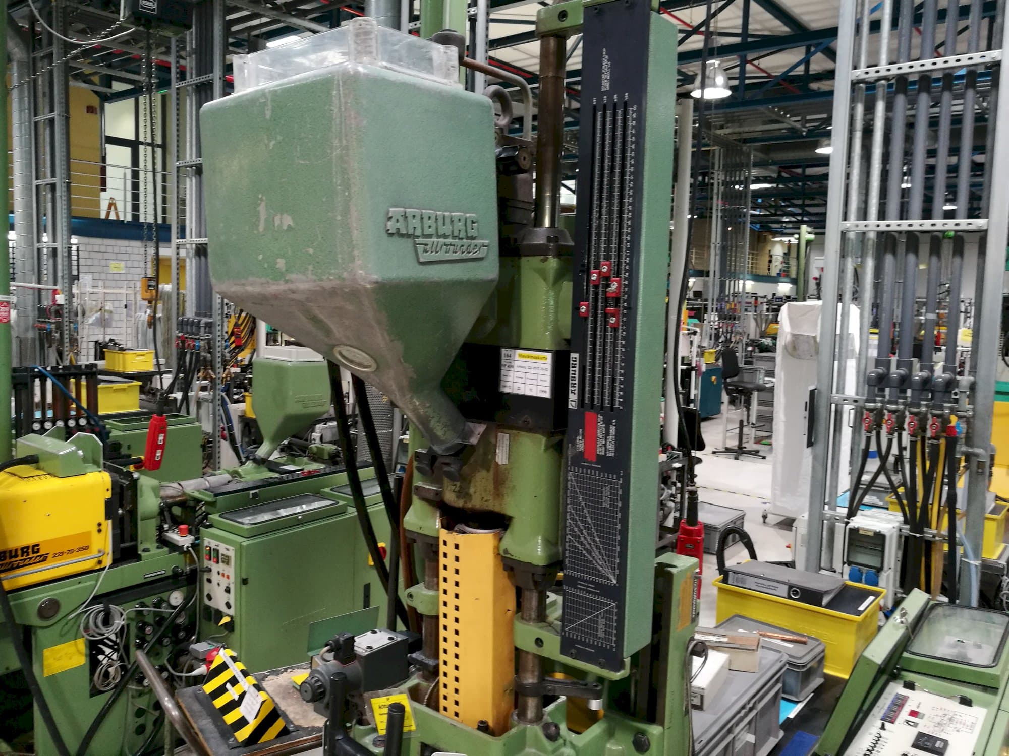 Widok z lewej maszyny Arburg Allrounder 221-75-350