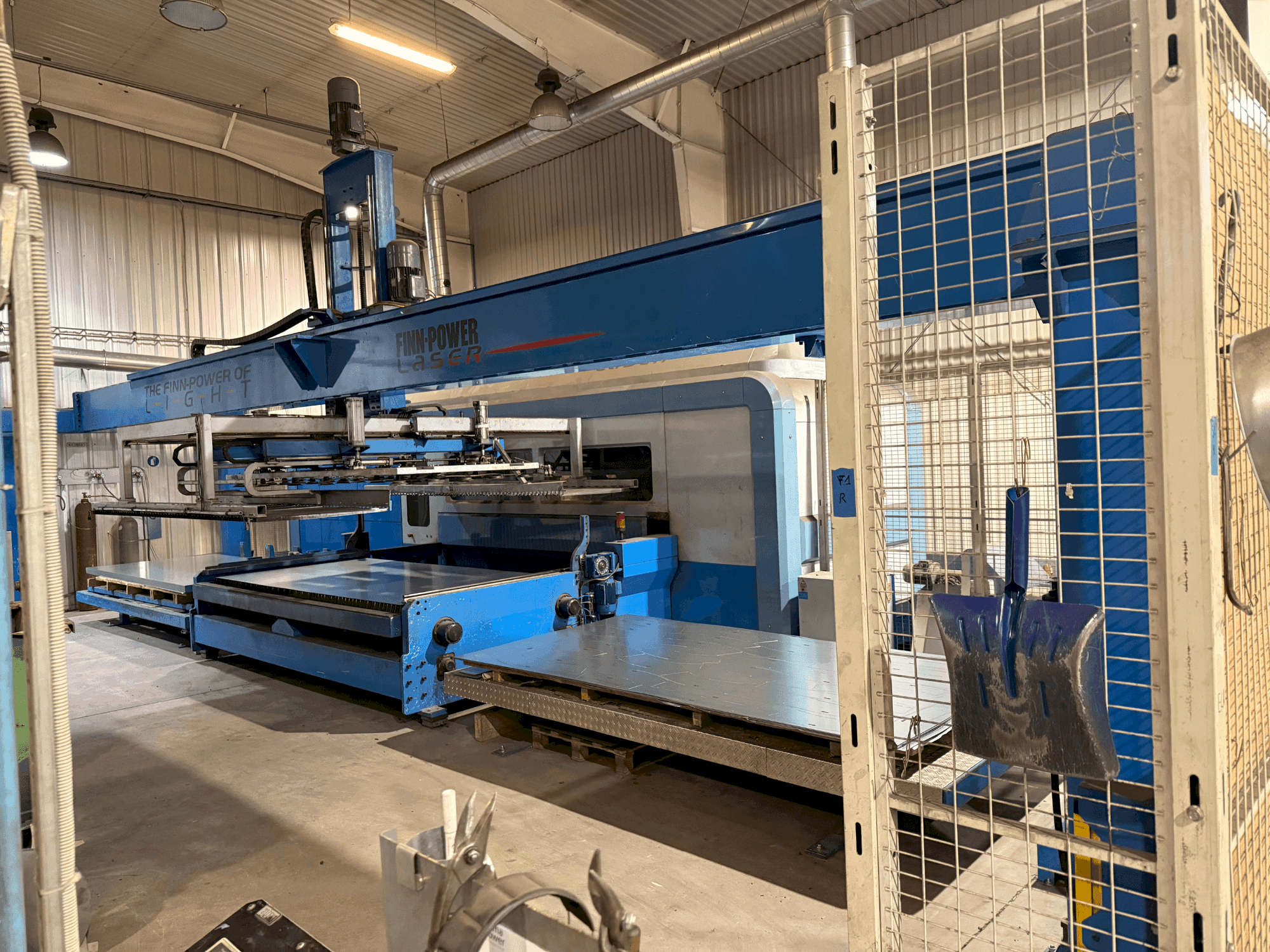 Widok z przodu maszyny Finn-Power FPL6-BL