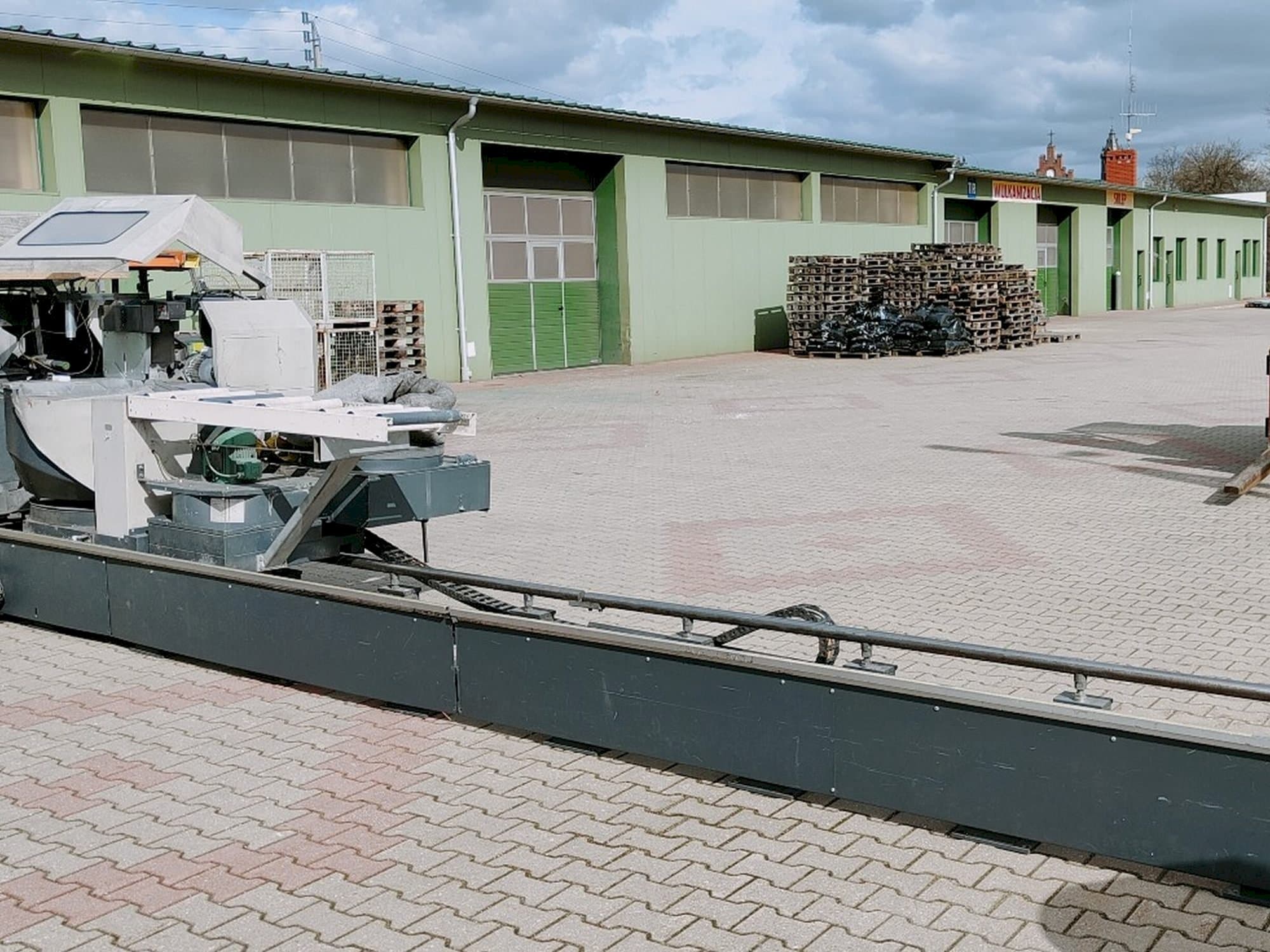 Widok z przodu maszyny Elumatec DG 244/2