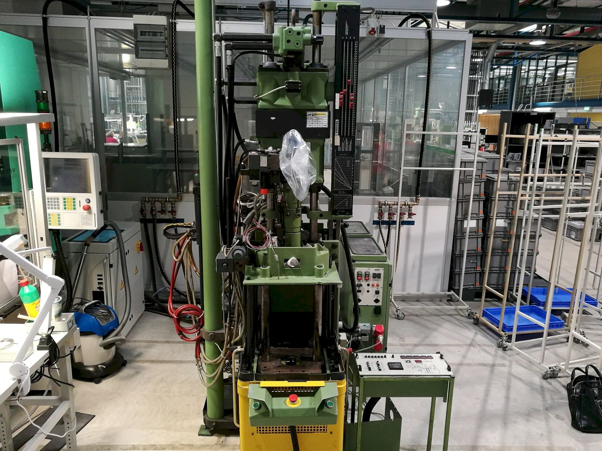 Widok z przodu maszyny Arburg 221-75-350