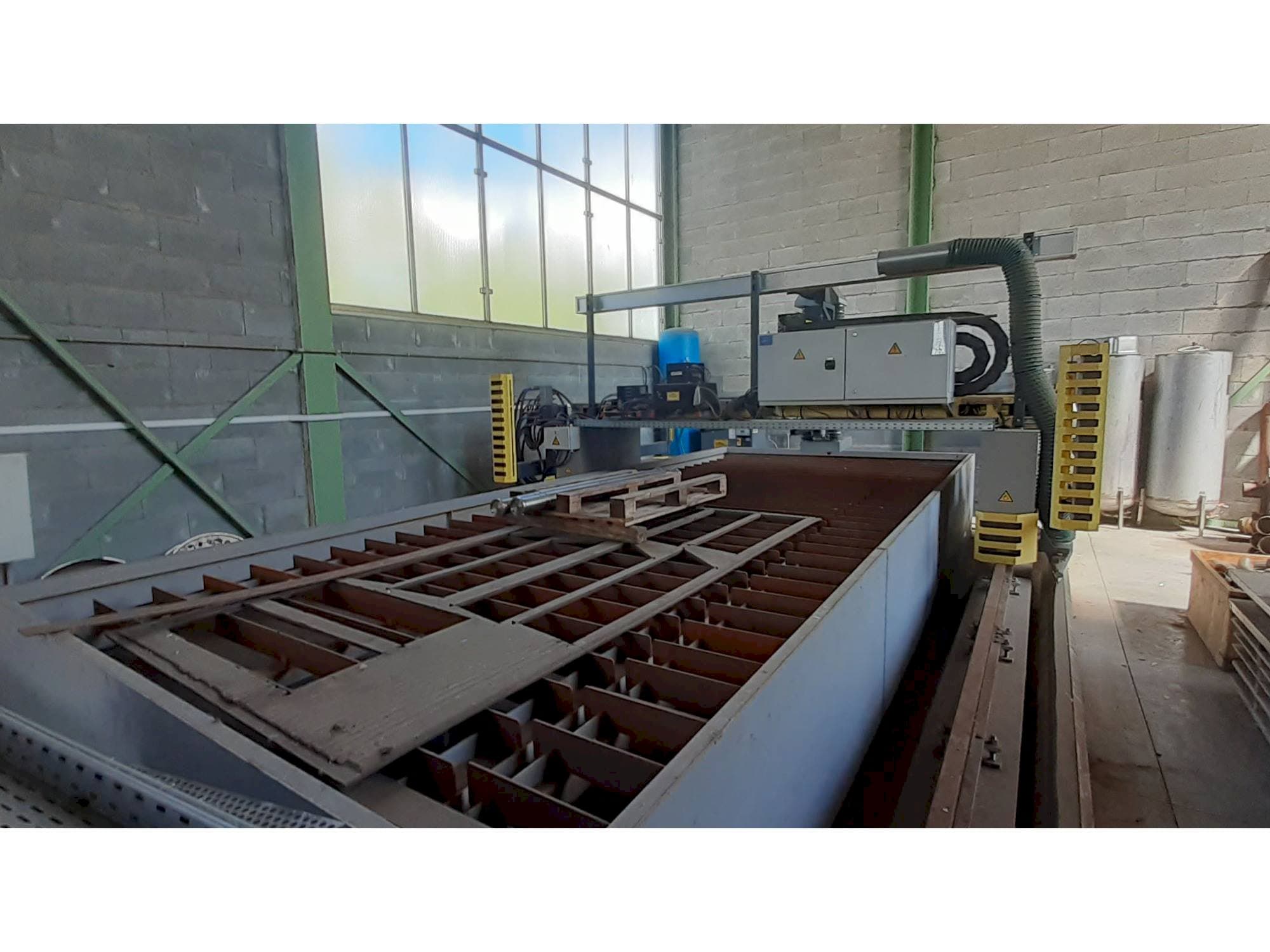 Widok lewej strony maszyny ESAB Suprarex SXE-HD 3500