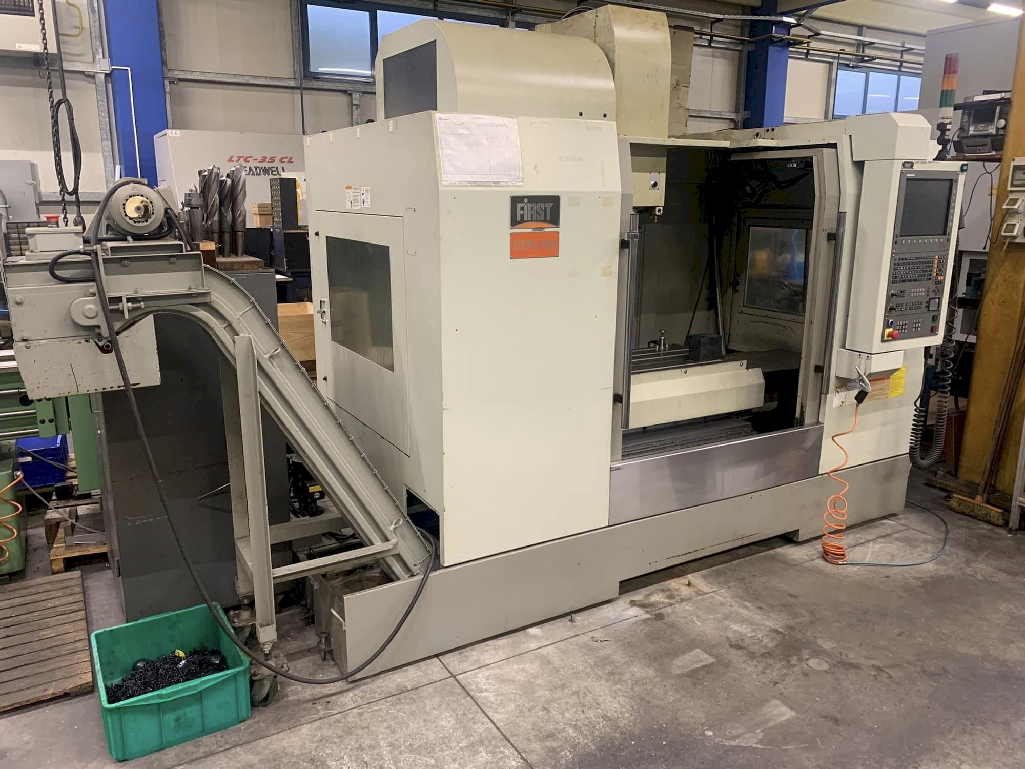 Widok z przodu maszyny FIRST MCV 1000