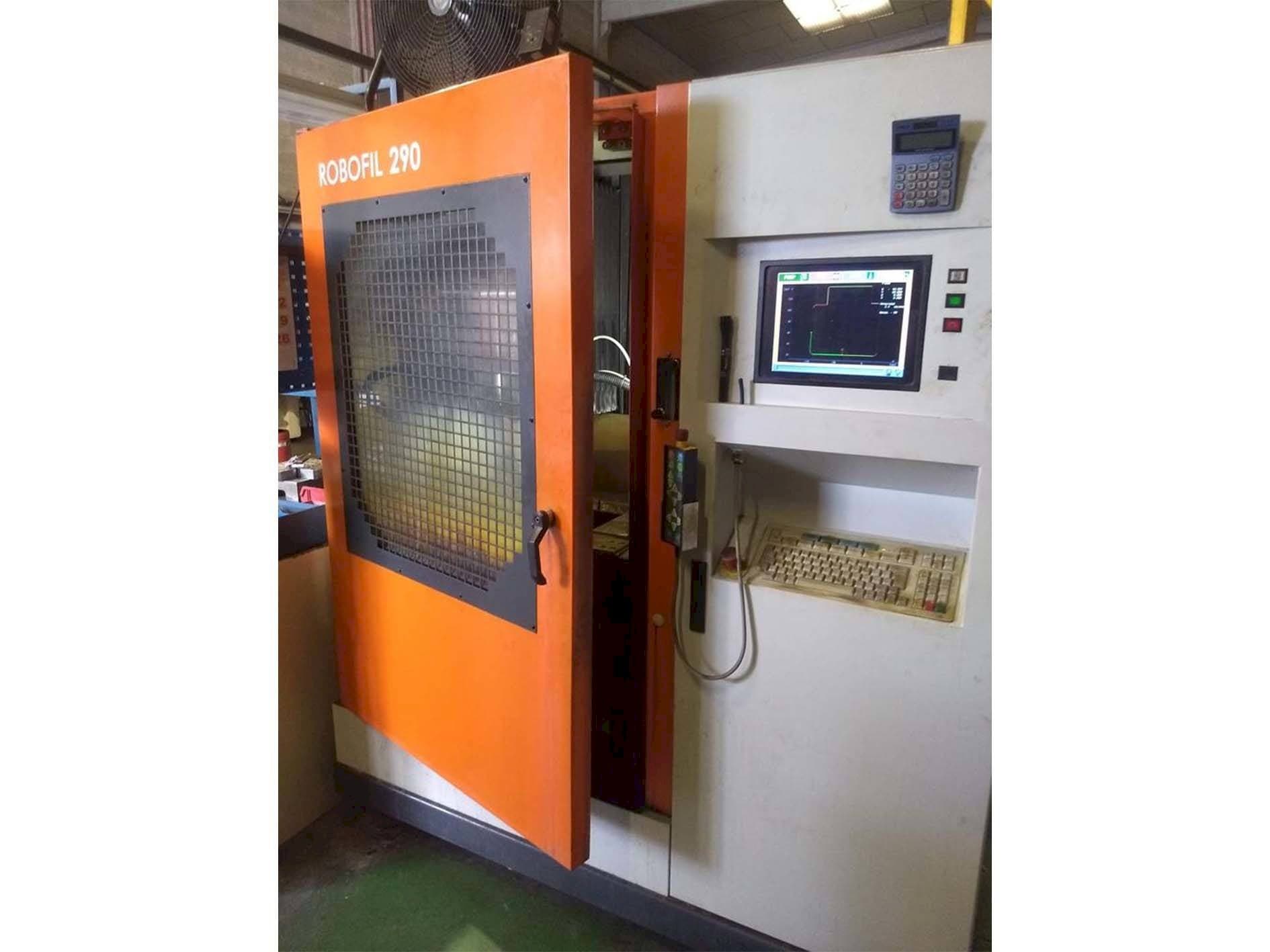 Widok z przodu maszyny CHARMILLES Robofil 290P