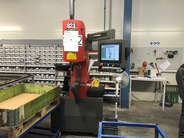 Widok lewej strony maszyny Haeger WT-824 4e