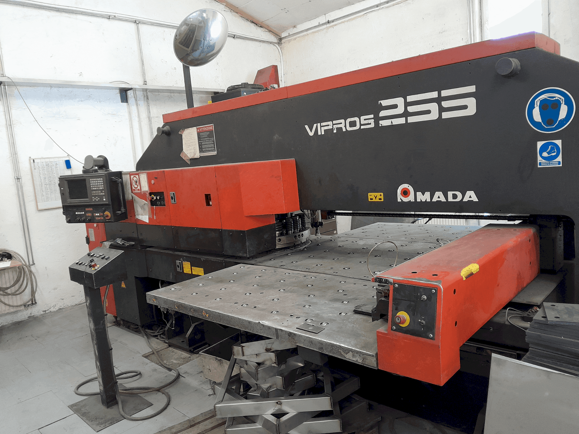 Widok z przodu maszyny AMADA Vipros 255