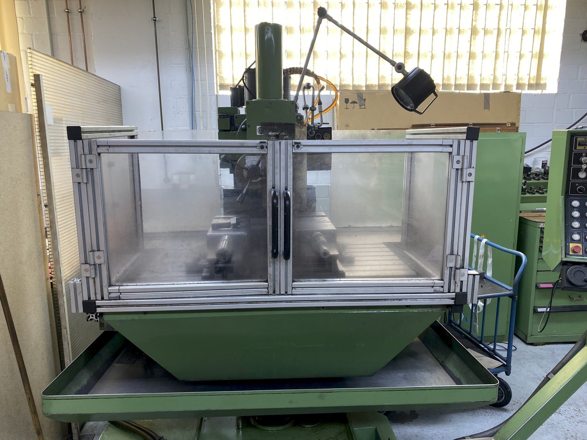 Widok z przodu maszyny HERMLE UWF 1000