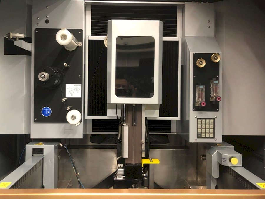 Widok z przodu maszyny EROWA Robot Compact 80