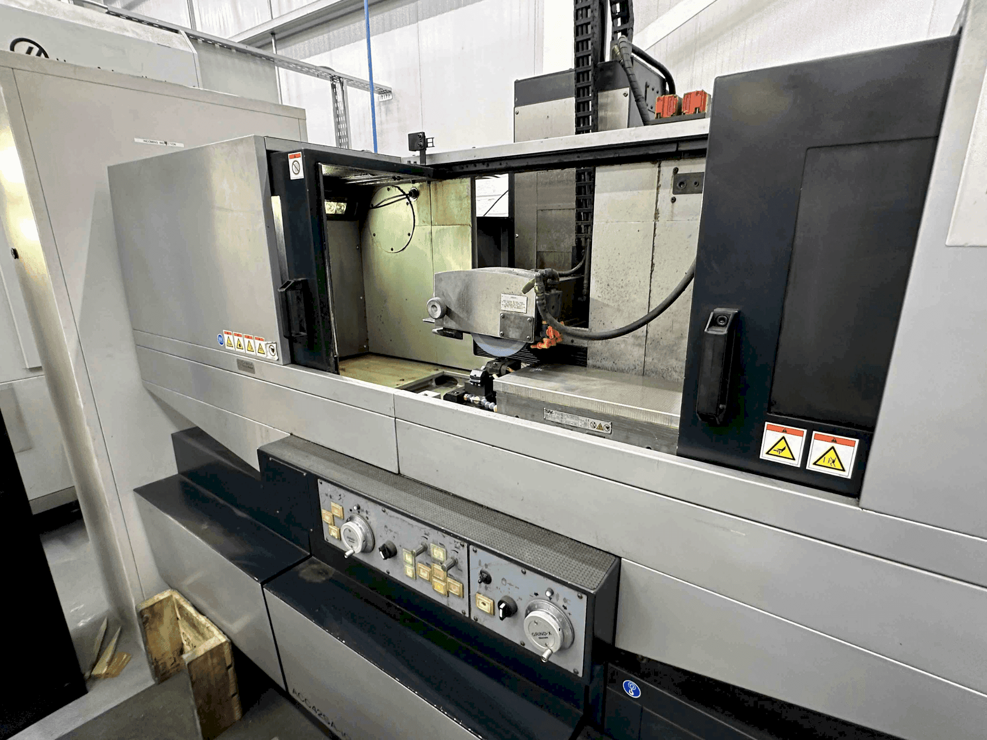 Widok z przodu maszyny OKAMOTO Grind-X ACC 42SAiQ