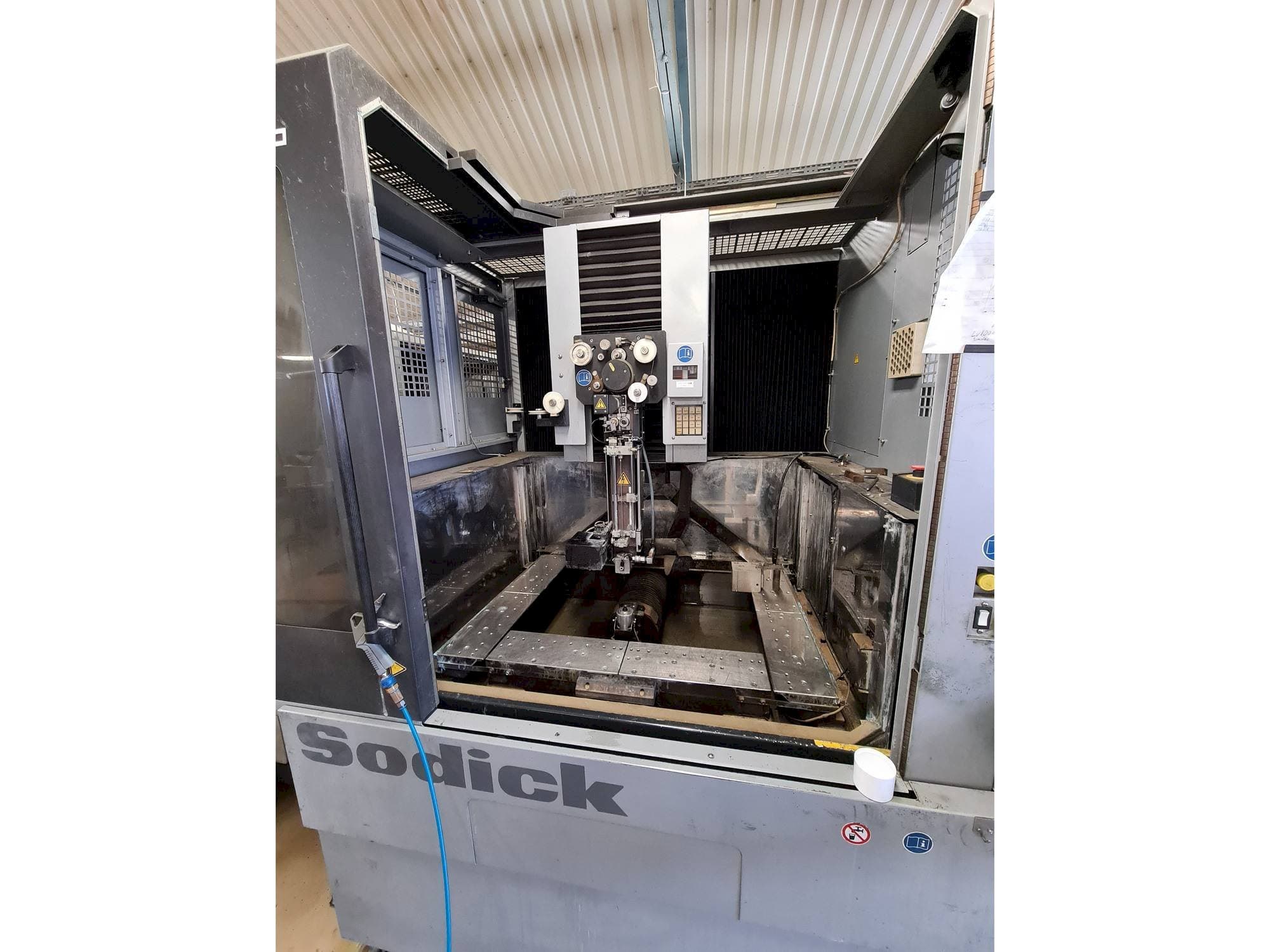 Widok z przodu maszyny Sodick AQ750L