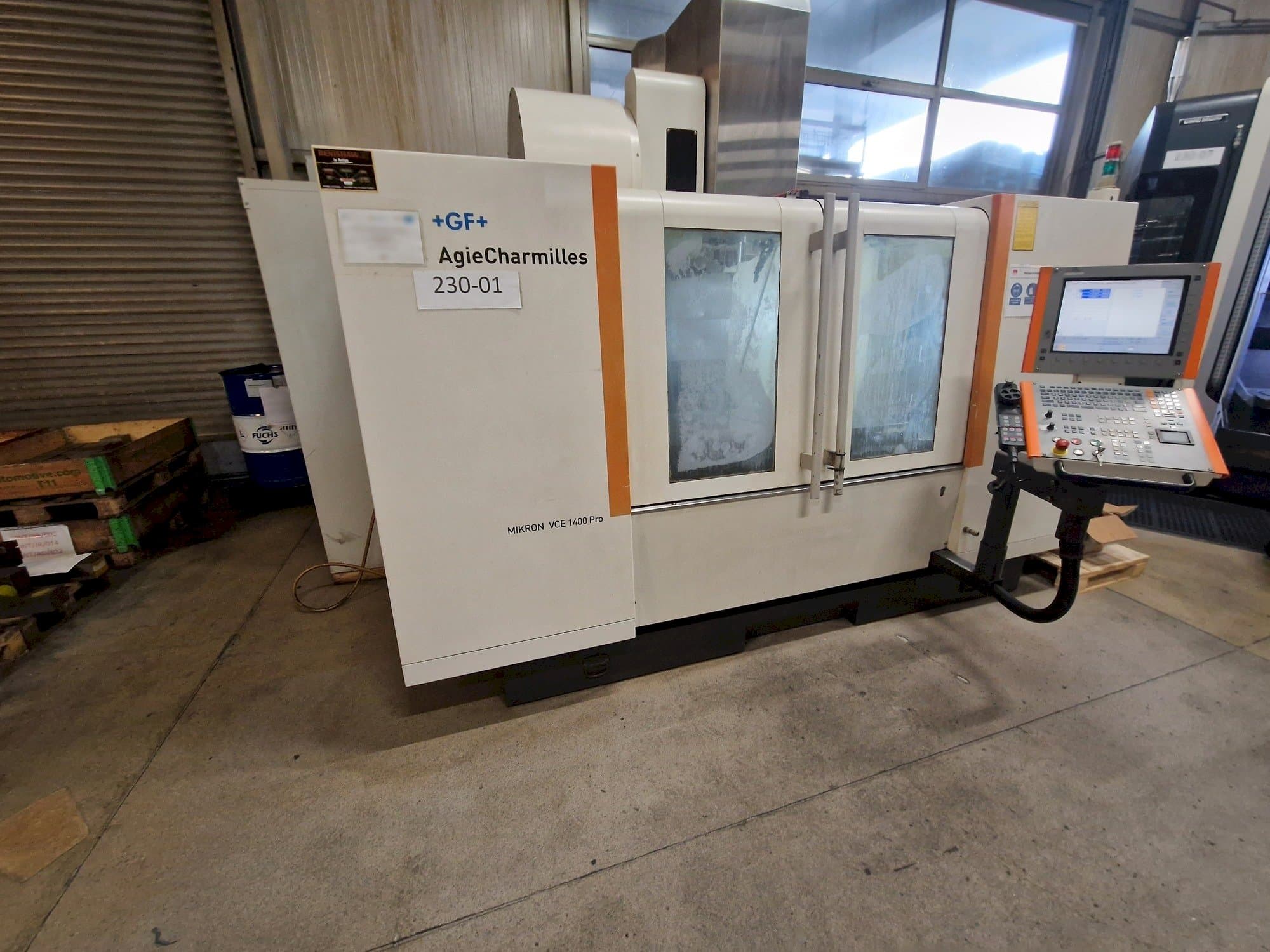 Widok lewej strony maszyny AgieCharmilles MIKRON VCE 1400 PRO