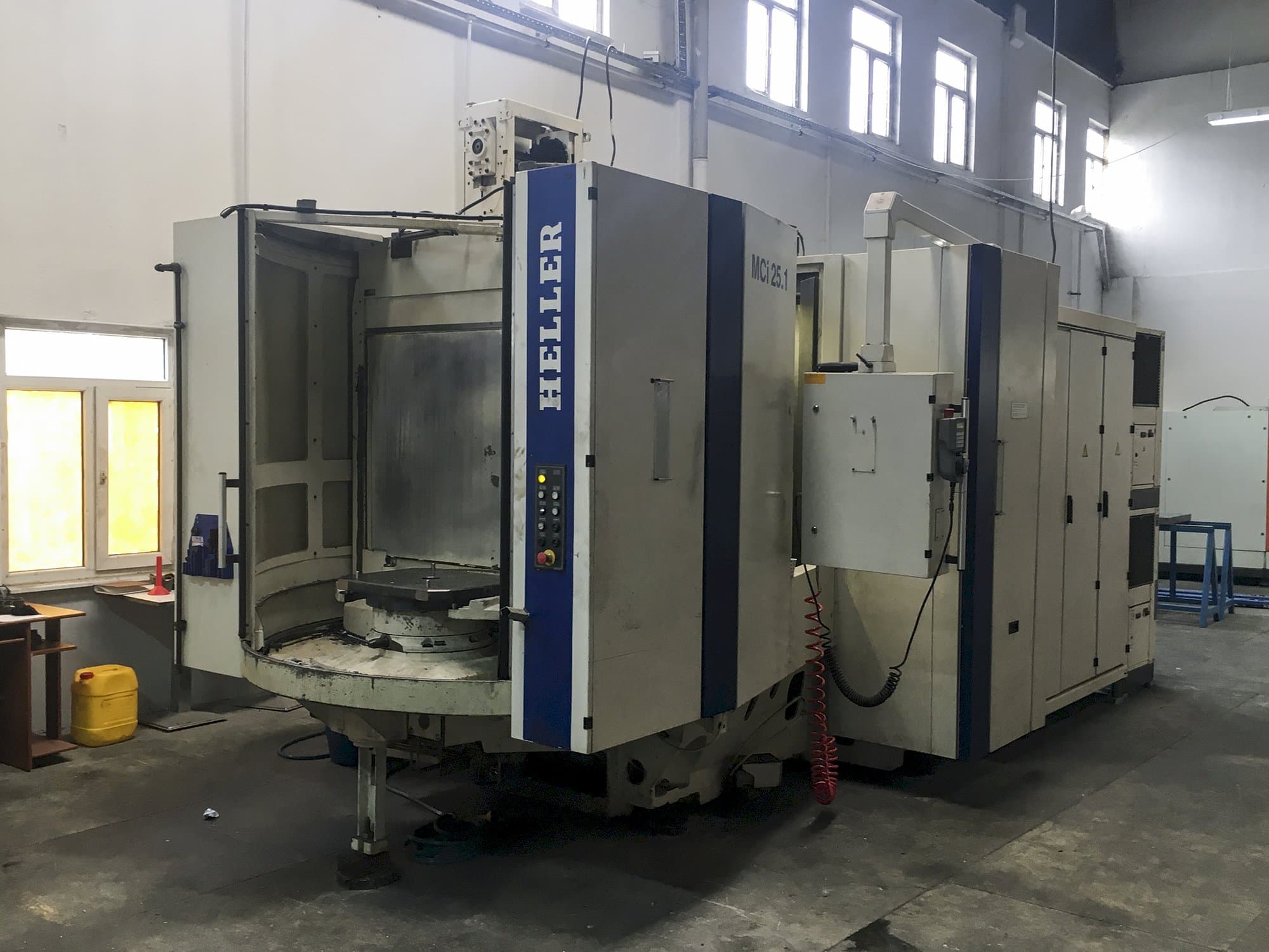 Widok z lewej maszyny HELLER MCi 25