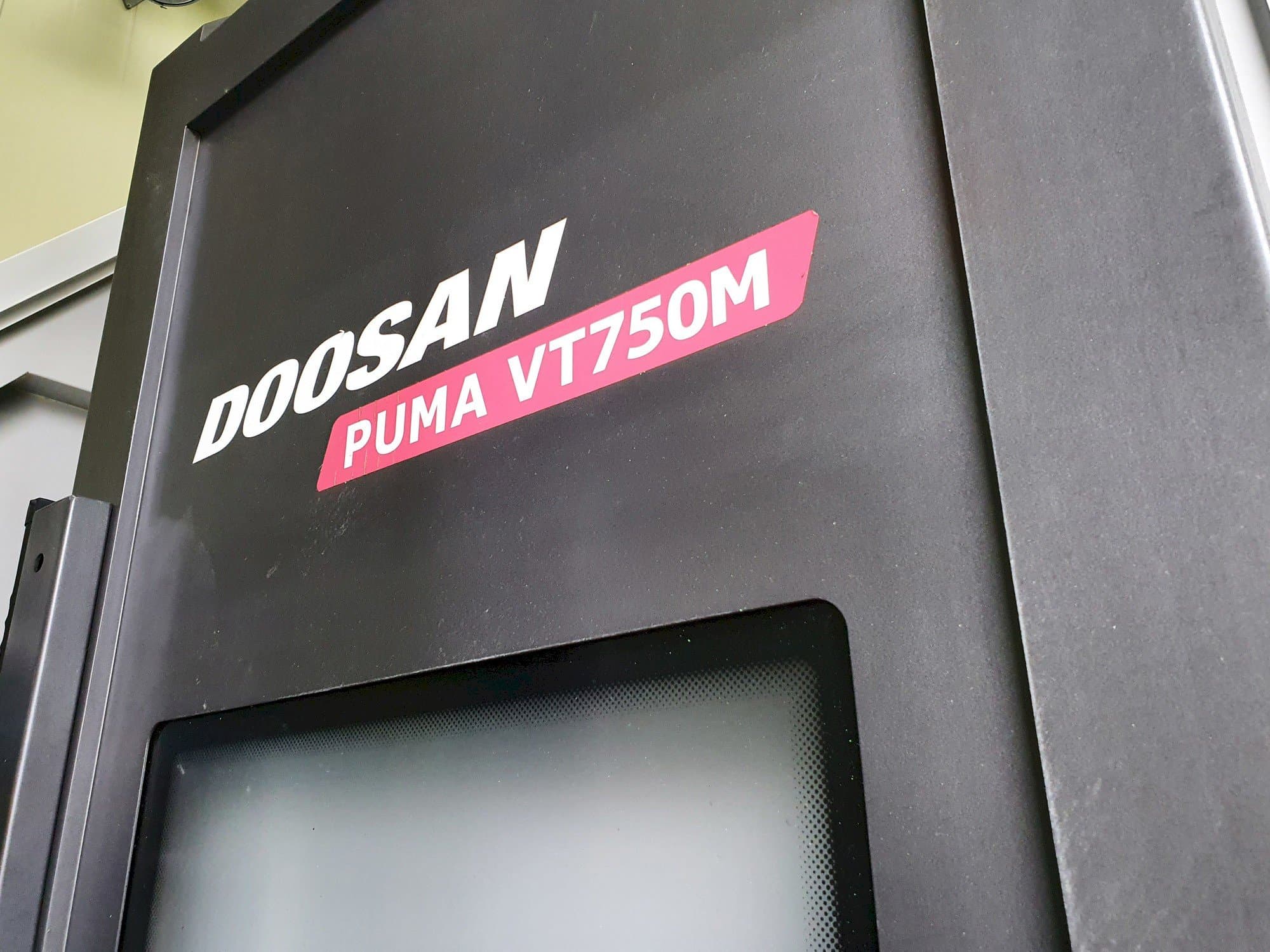 Widok z przodu maszyny Doosan PUMA VT750M